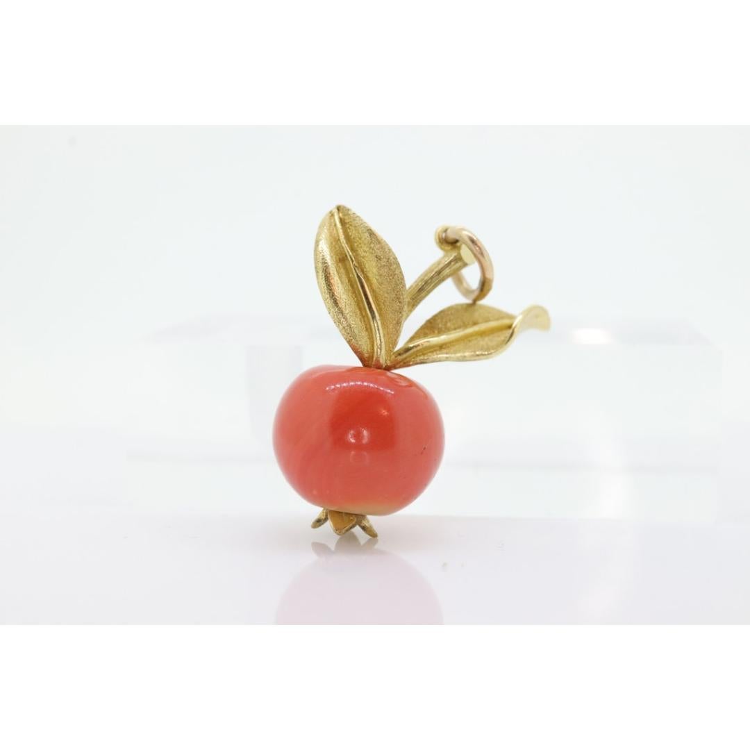 Ciondolo a forma di mela in 18k. Ciondolo grande a forma di mela arancione in corniola. Charm a forma di mela in 18k In condizioni buone in vendita a Port Charlotte, FL