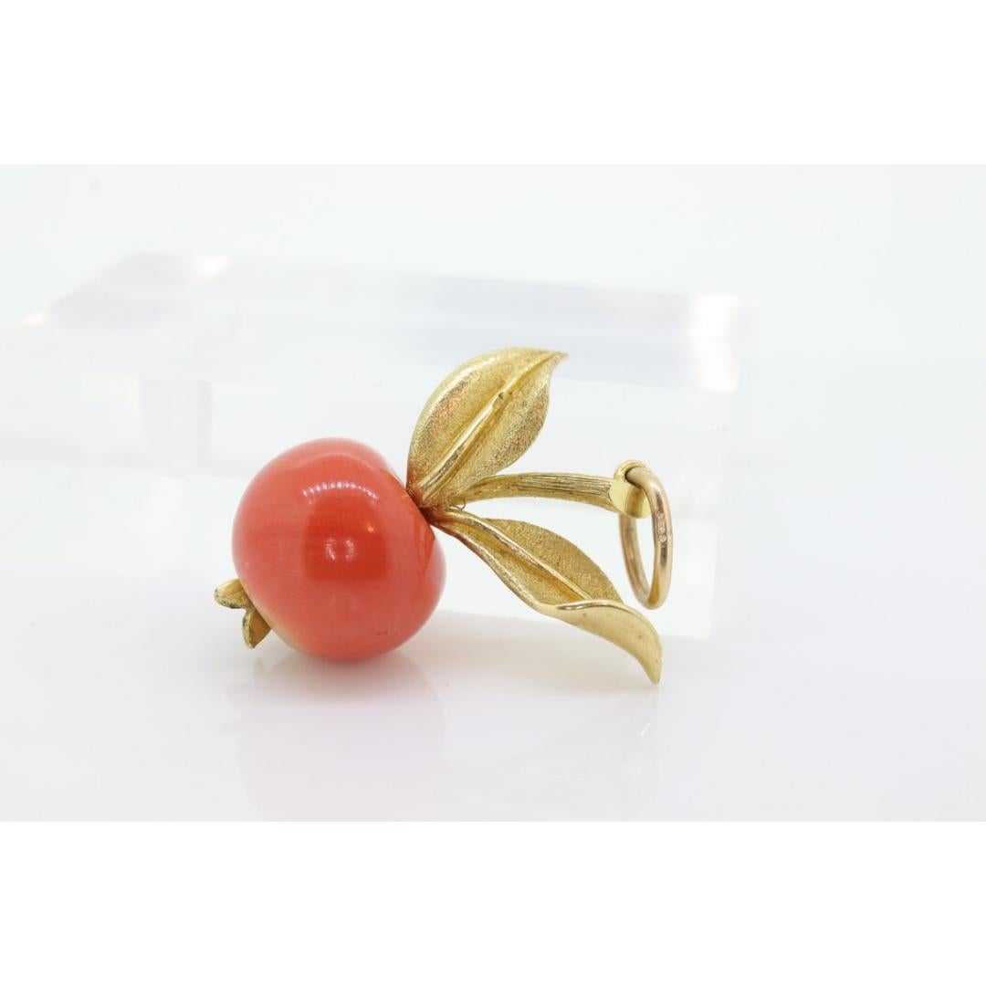 Donna Ciondolo a forma di mela in 18k. Ciondolo grande a forma di mela arancione in corniola. Charm a forma di mela in 18k in vendita