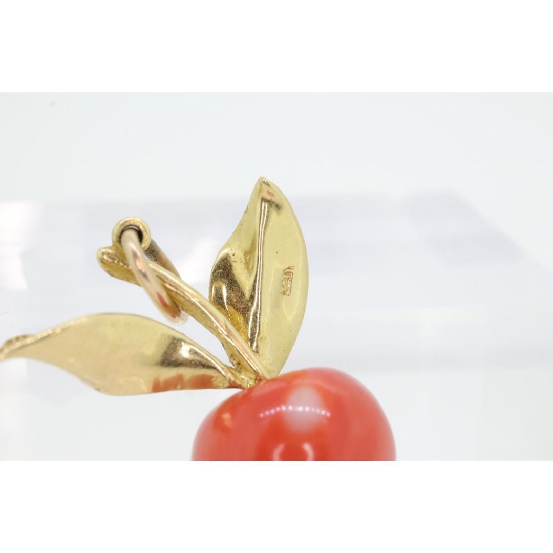 Ciondolo a forma di mela in 18k. Ciondolo grande a forma di mela arancione in corniola. Charm a forma di mela in 18k in vendita 1
