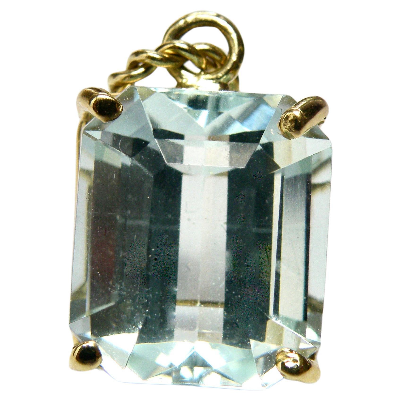 Smaragdschliff 18k Aquamarin 25 Karat Anhänger. 18k Korb Einstellung mit Springen.
