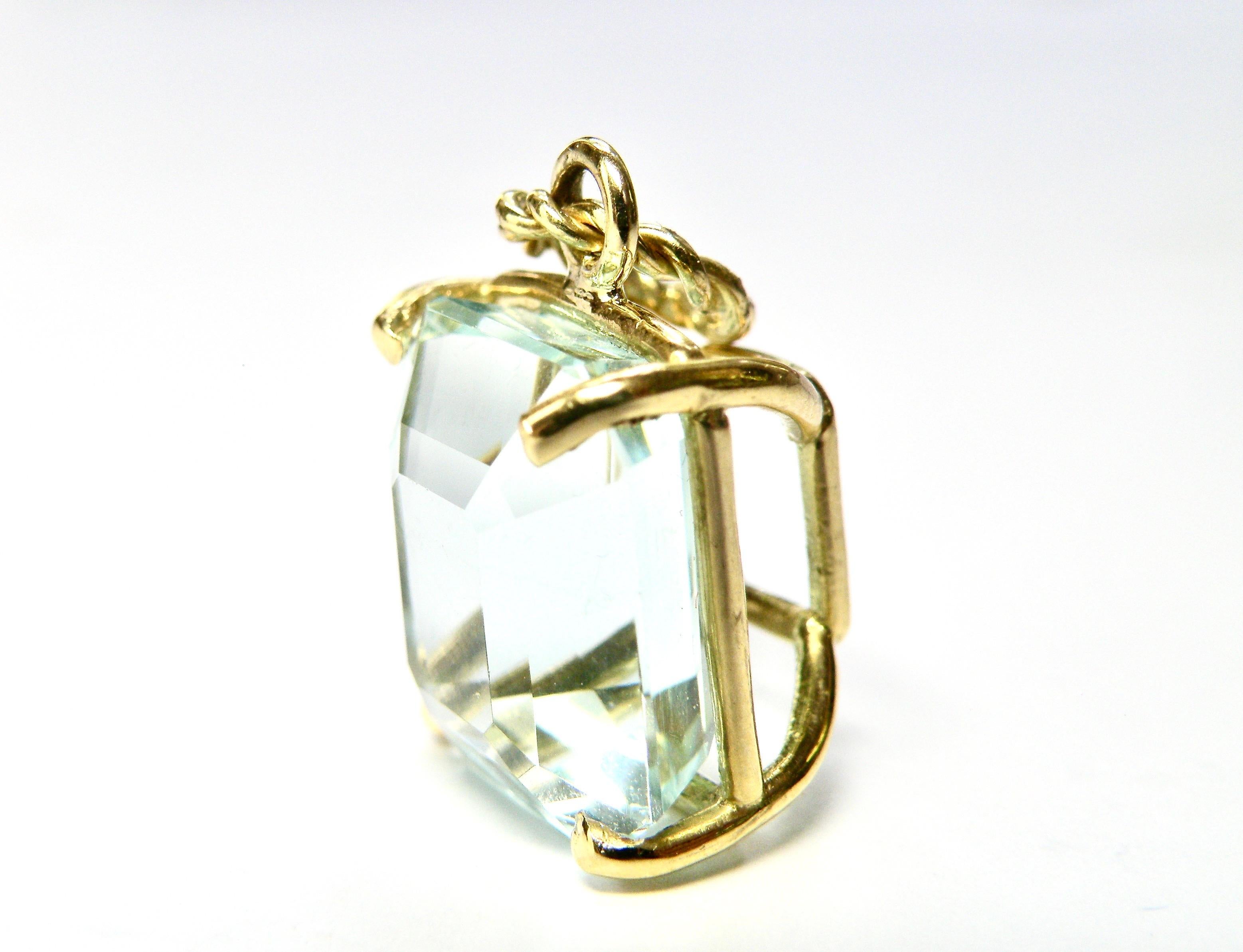 18k Aquamarin-Anhänger, 25 Karat, 18k Korbfassung (Smaragdschliff) im Angebot