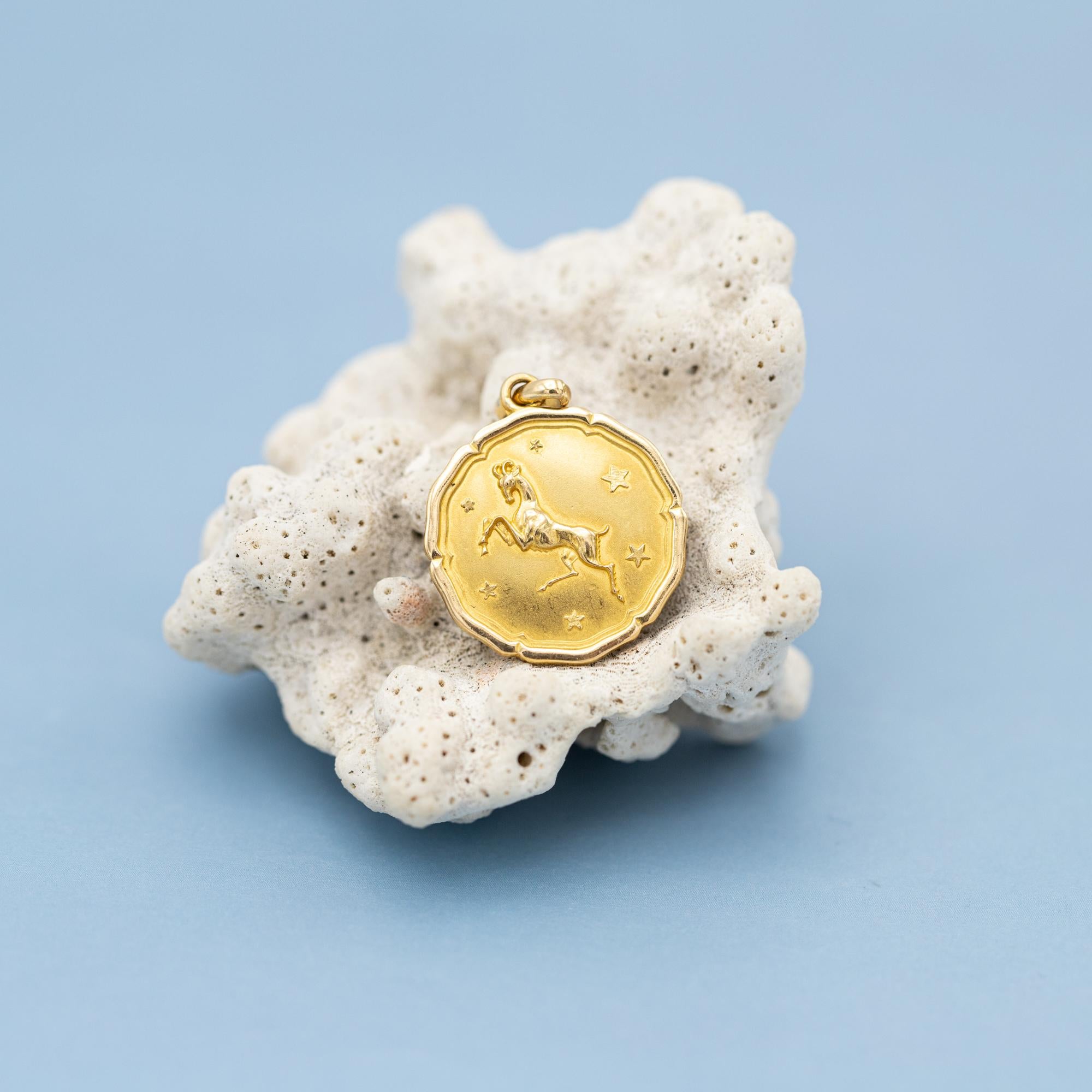 Modern 18K Aries, Vintage 18 karat zodiac charm pendant - solid yellow gold - Star Sign For Sale