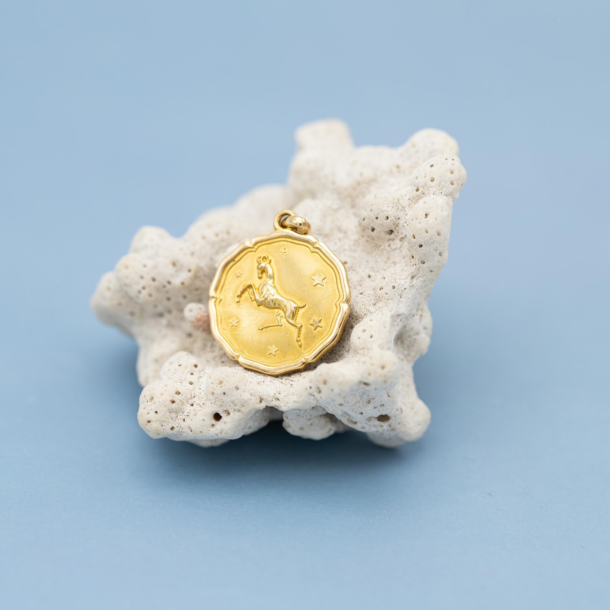 18K Aries, Vintage 18 karat zodiac charm pendant - solid yellow gold - Star Sign In Good Condition For Sale In Antwerp, BE
