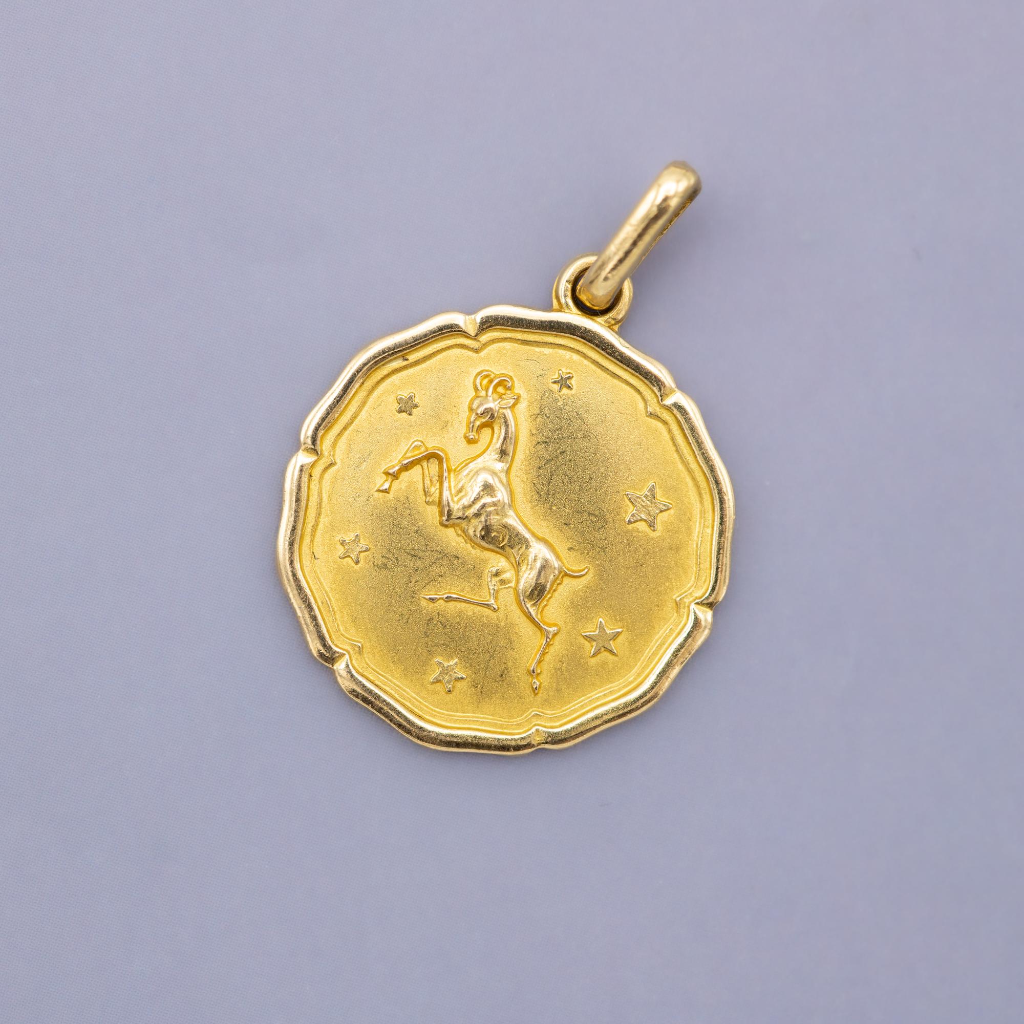 Women's or Men's 18K Aries, Vintage 18 karat zodiac charm pendant - solid yellow gold - Star Sign For Sale