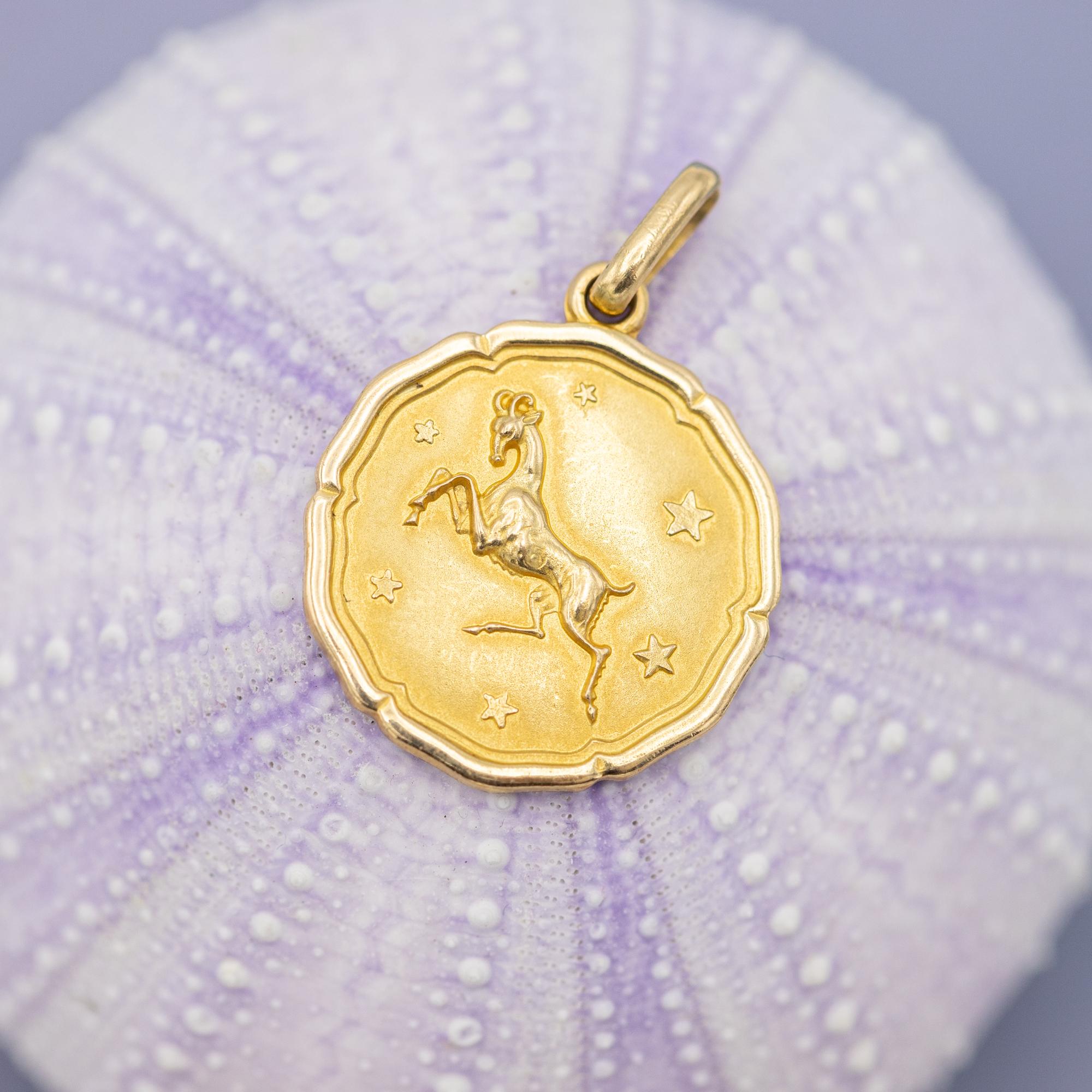 18K Aries, Vintage 18 karat zodiac charm pendant - solid yellow gold - Star Sign For Sale 3