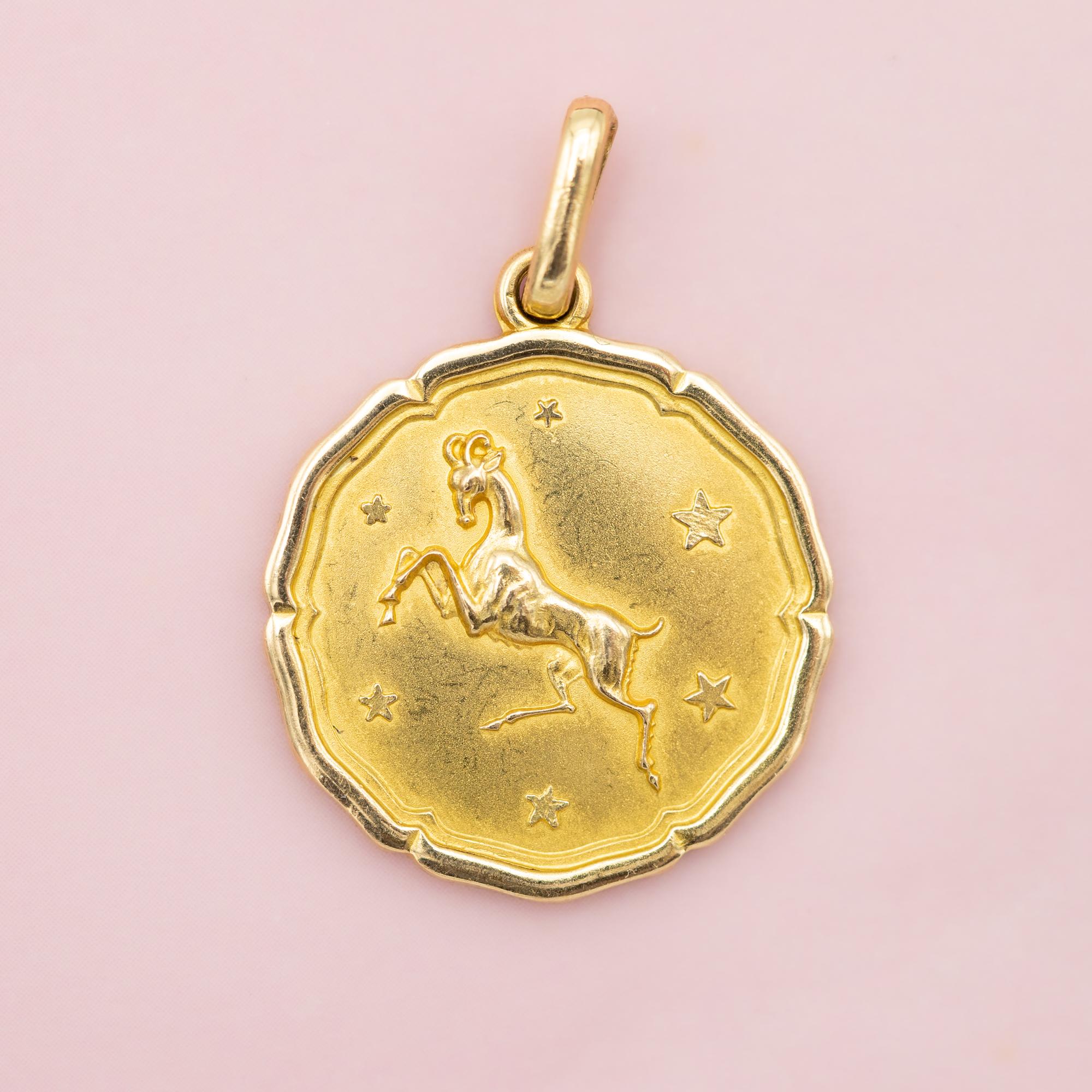 18K Aries, Vintage 18 karat zodiac charm pendant - solid yellow gold - Star Sign For Sale 4
