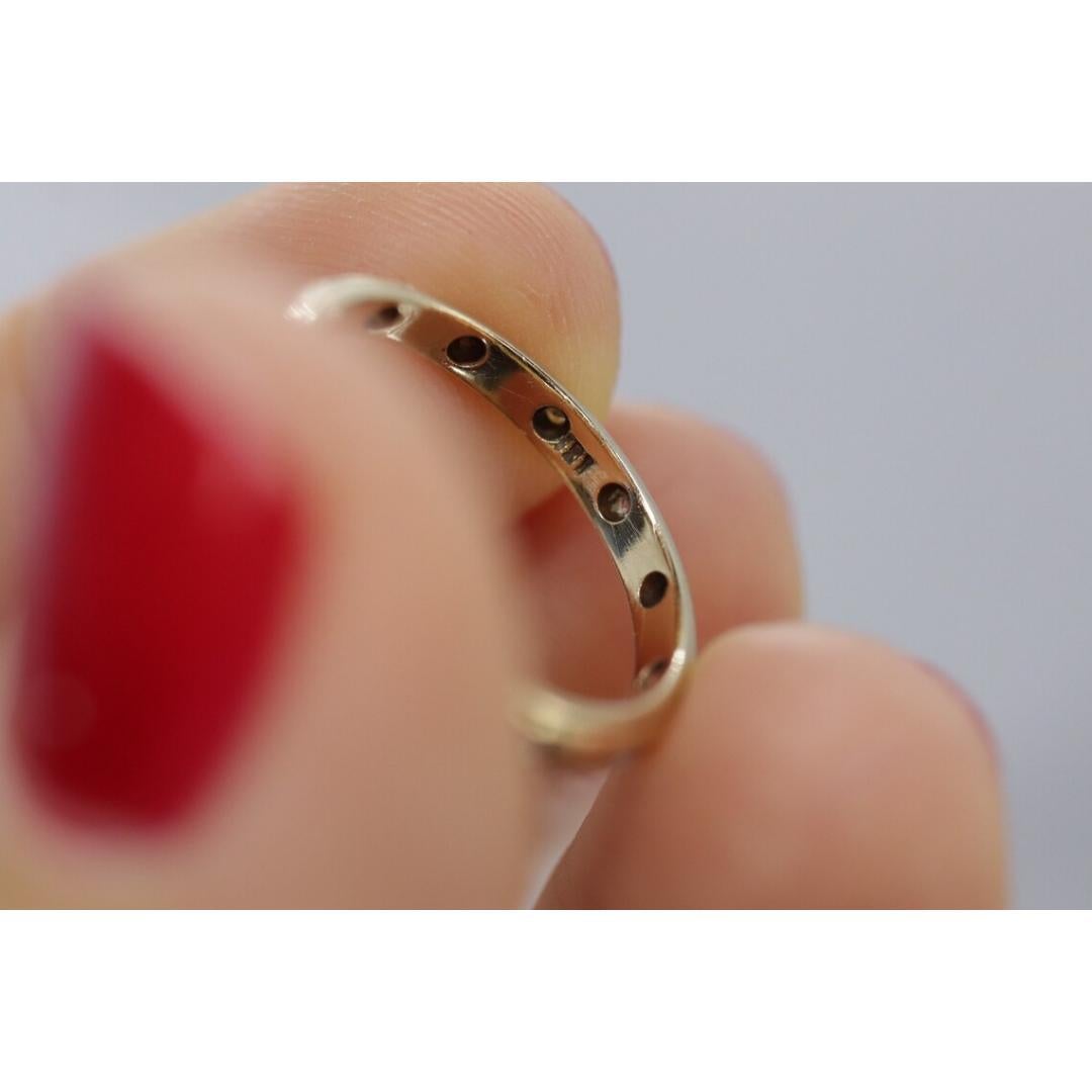 Vintage degli anni '30
Taglia: 6 US
Materiali: Oro
Pietra preziosa: Diamante

Colore della banda: Oro

Bellissima fascia con incisione antica. L'anello è decorato con bordi incisi e il disegno del fiore BLOSSOM intorno alla fascia. Diamanti