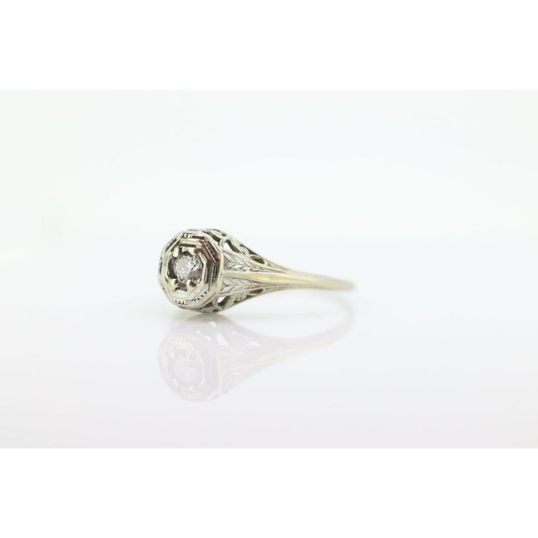 18k Art Deco Diamond ring. 18k White Gold Filigree Ring. Engraved Flower Blossom In Good Condition For Sale In Port Charlotte, FL