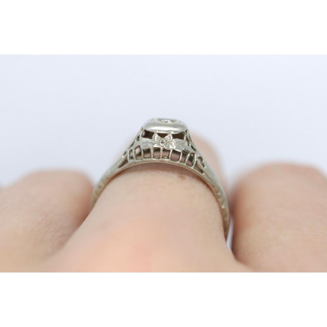 Vintage By aus den 1920er Jahren
Größe: 8 US
MATERIALIEN: Stein
Edelstein: Diamant
Edelsteinfarbe: Farblos
Bandfarbe: Silber

Stil: Art deco


Schöner filigraner Ring. 18k Weißgold. Erstaunliches Stück, wenn es getragen wird. Graviert mit