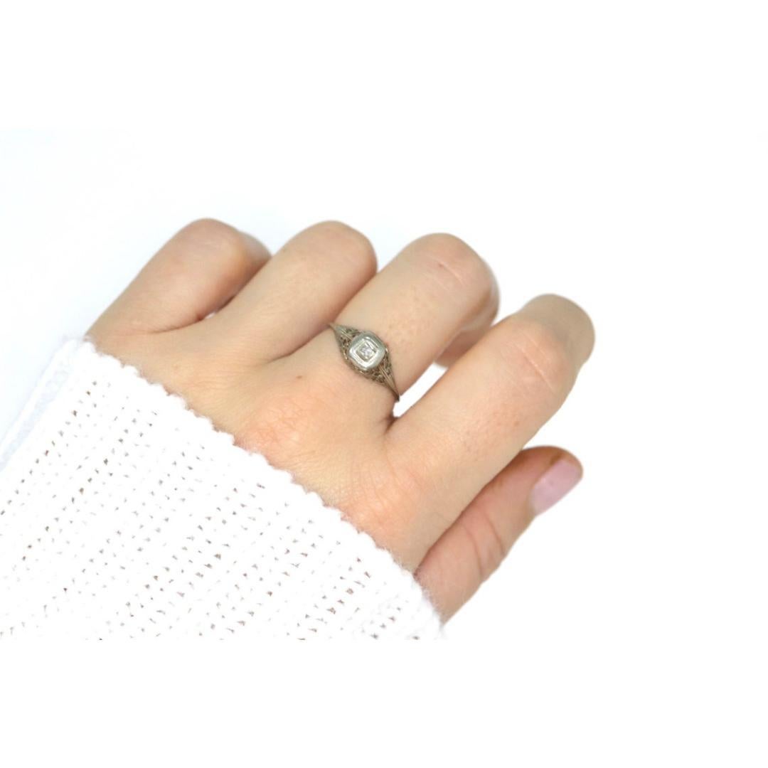 18 Karat Art Deco Diamantring. 18 Karat Weißgold Filigraner Ring (Rundschliff) im Angebot
