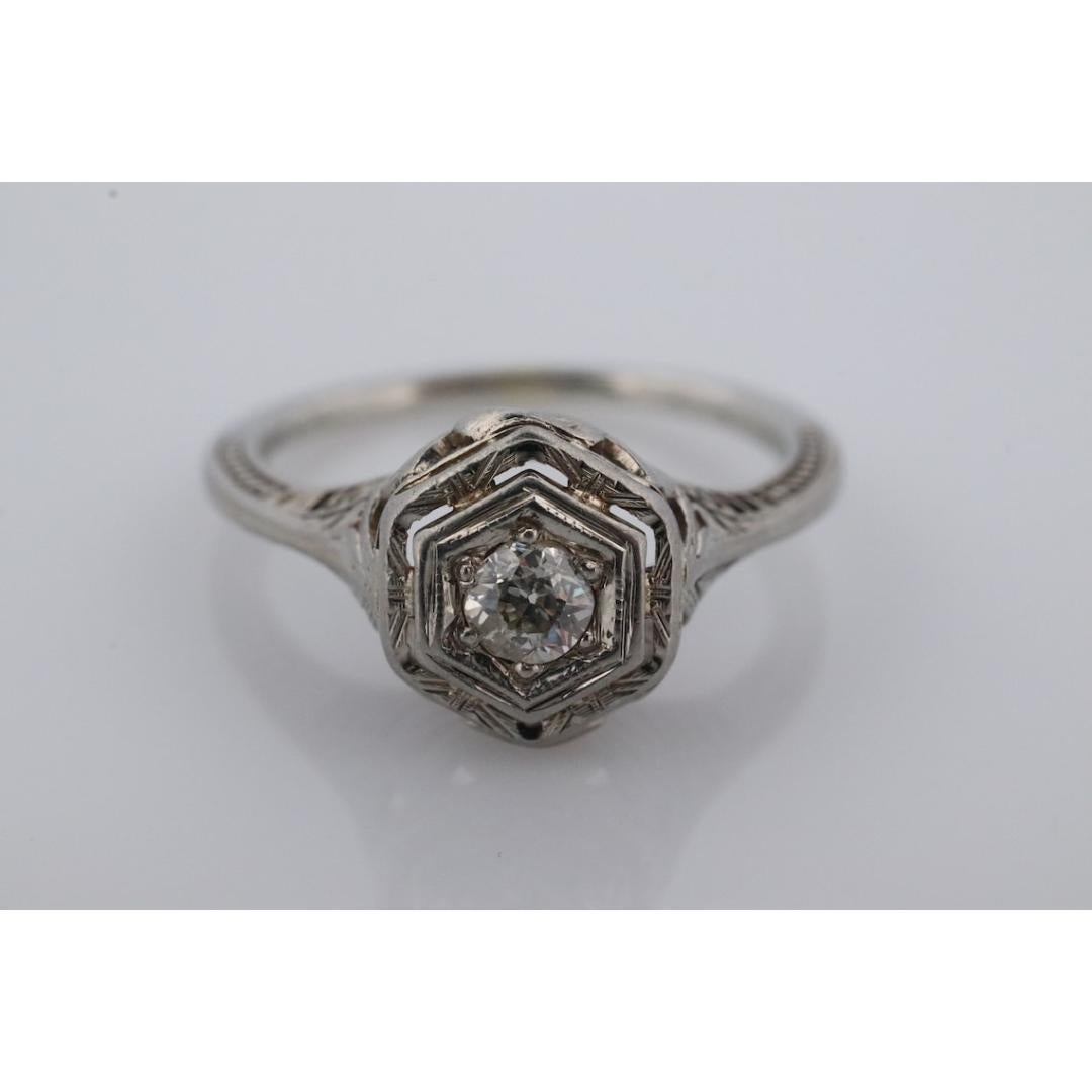 18 Karat Art Deco Diamantring. 18 Karat Weißgold Filigraner Ring. Offene sechseckige Fassung für Damen oder Herren im Angebot