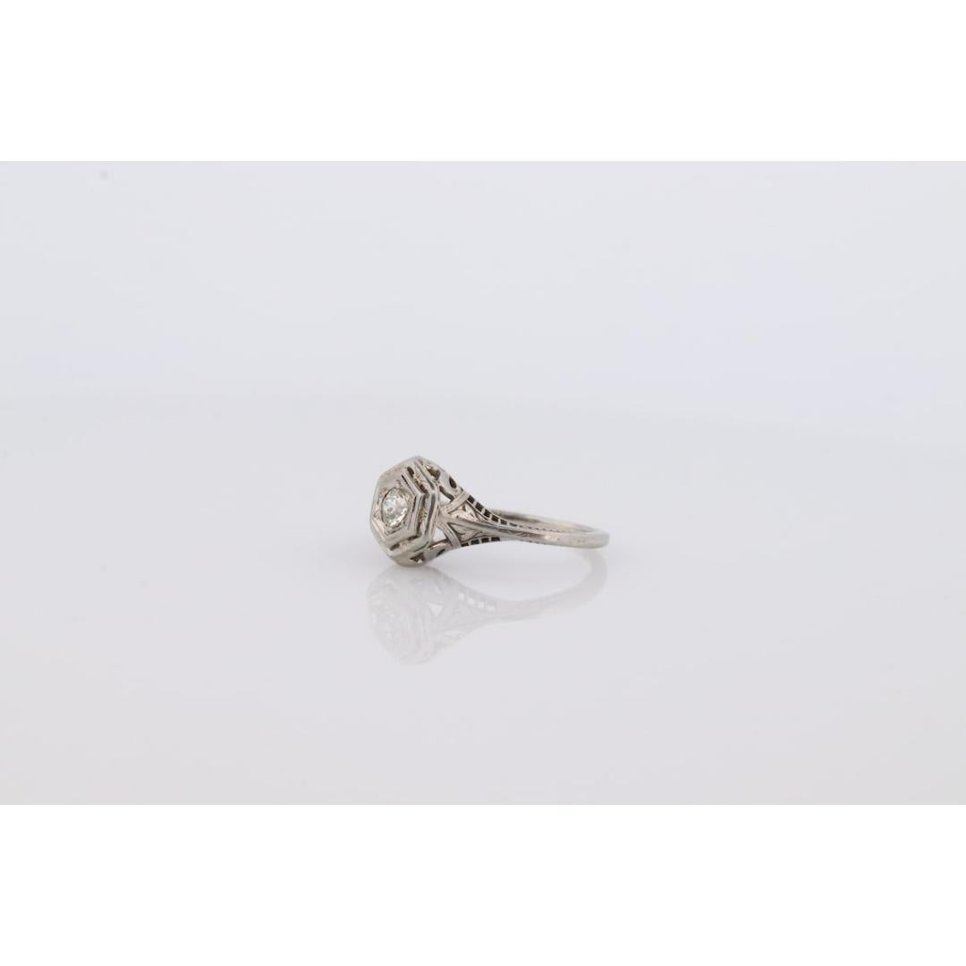 18 Karat Art Deco Diamantring. 18 Karat Weißgold Filigraner Ring. Offene sechseckige Fassung im Angebot 1