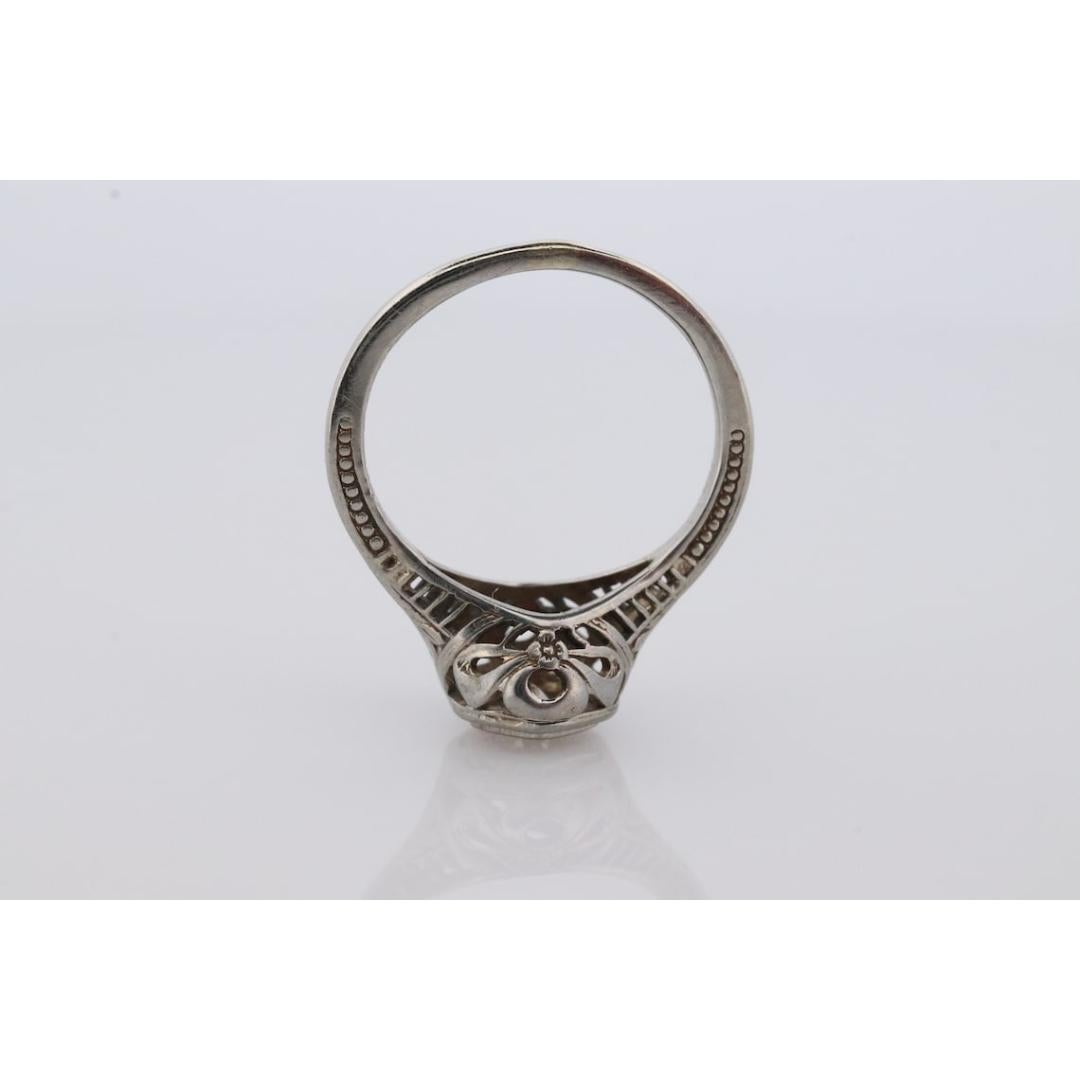 18 Karat Art Deco Diamantring. 18 Karat Weißgold Filigraner Ring. Offene sechseckige Fassung im Angebot 2