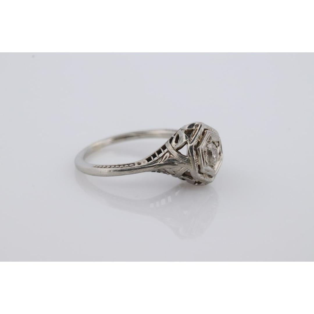 18 Karat Art Deco Diamantring. 18 Karat Weißgold Filigraner Ring. Offene sechseckige Fassung im Angebot 3