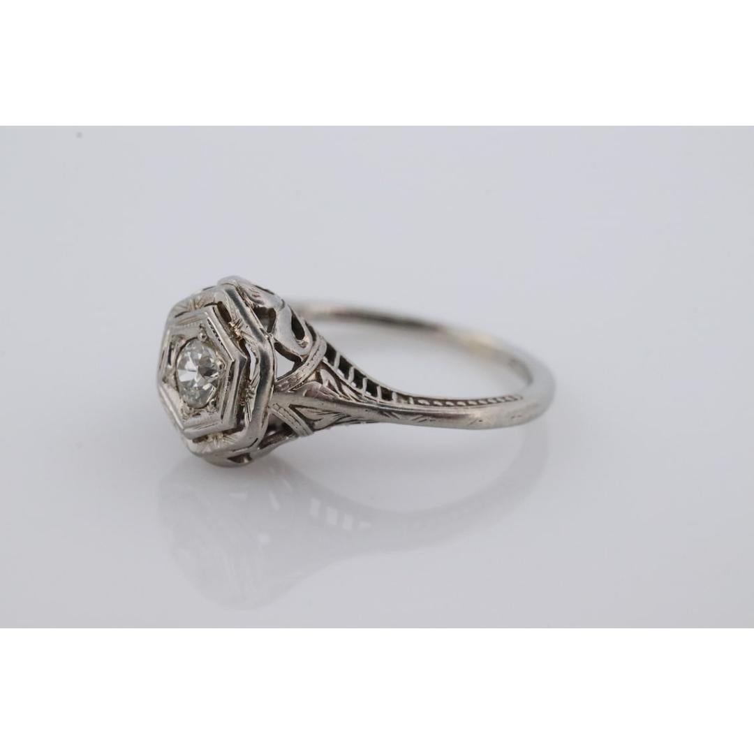 18 Karat Art Deco Diamantring. 18 Karat Weißgold Filigraner Ring. Offene sechseckige Fassung im Angebot 5