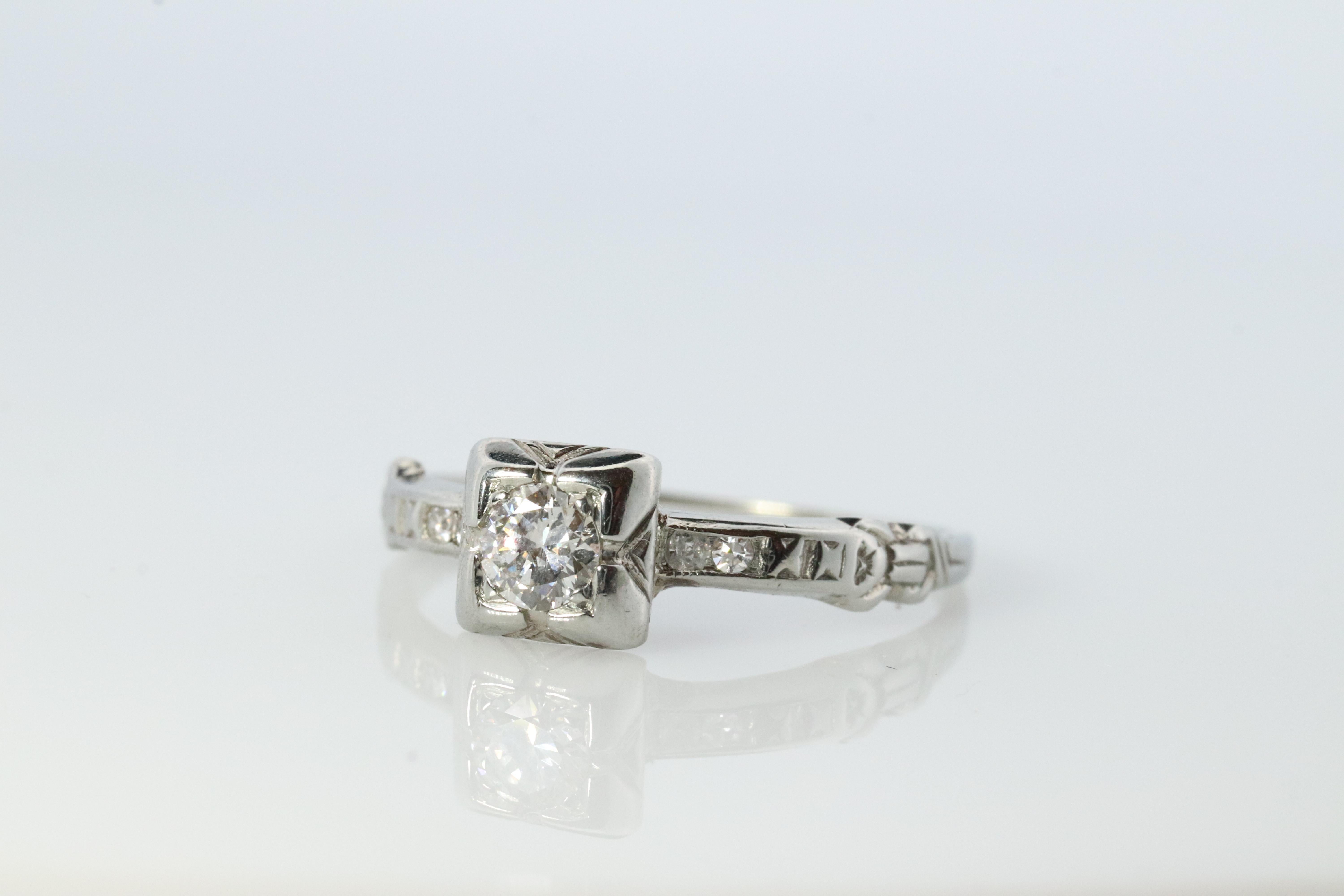 Excellente petite bague de fiançailles. Magnifique diamant central avec beaucoup d'éclat. On peut le voir briller de loin. Fabriqué dans les années 20. La pierre principale est rehaussée de diamants et de xxx.

Condit : Excellent état

Détails