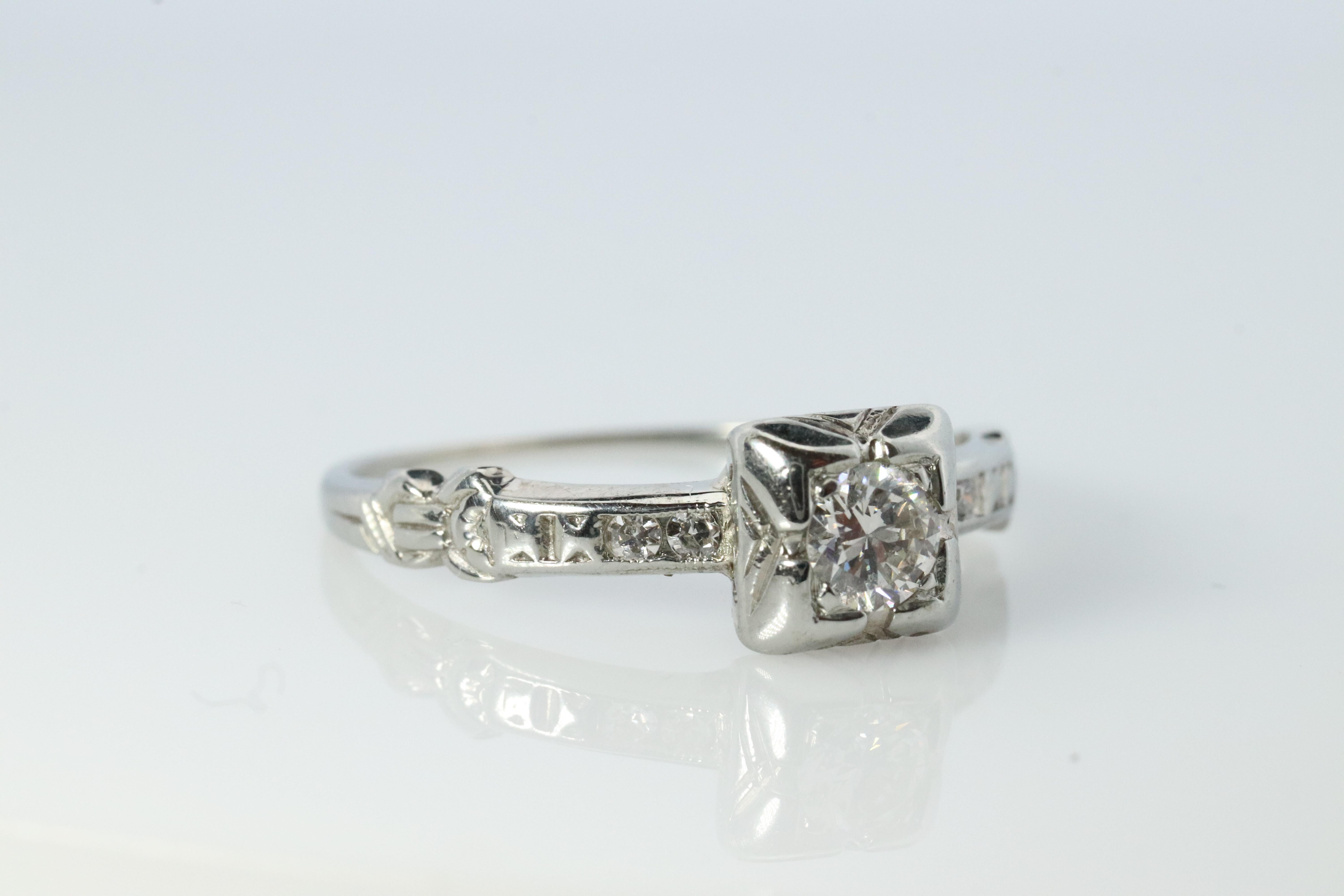 Taille ronde Bague solitaire Art déco en diamant 18 carats. Grande bague de fiançailles en diamant 18 carats, années 1920 en vente