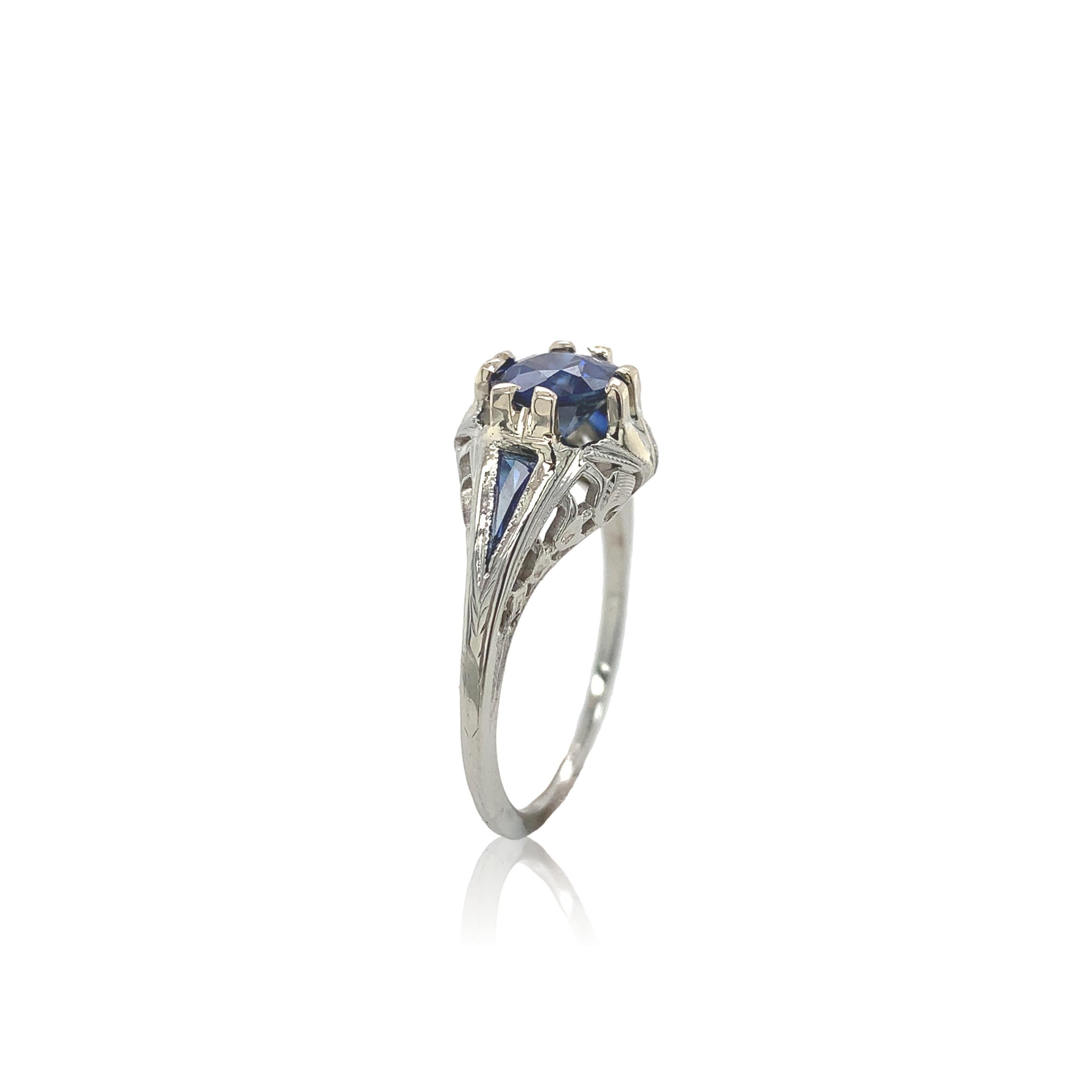 Round Cut 18K Art Deco Filigree Blue Sapphire Ring For Sale