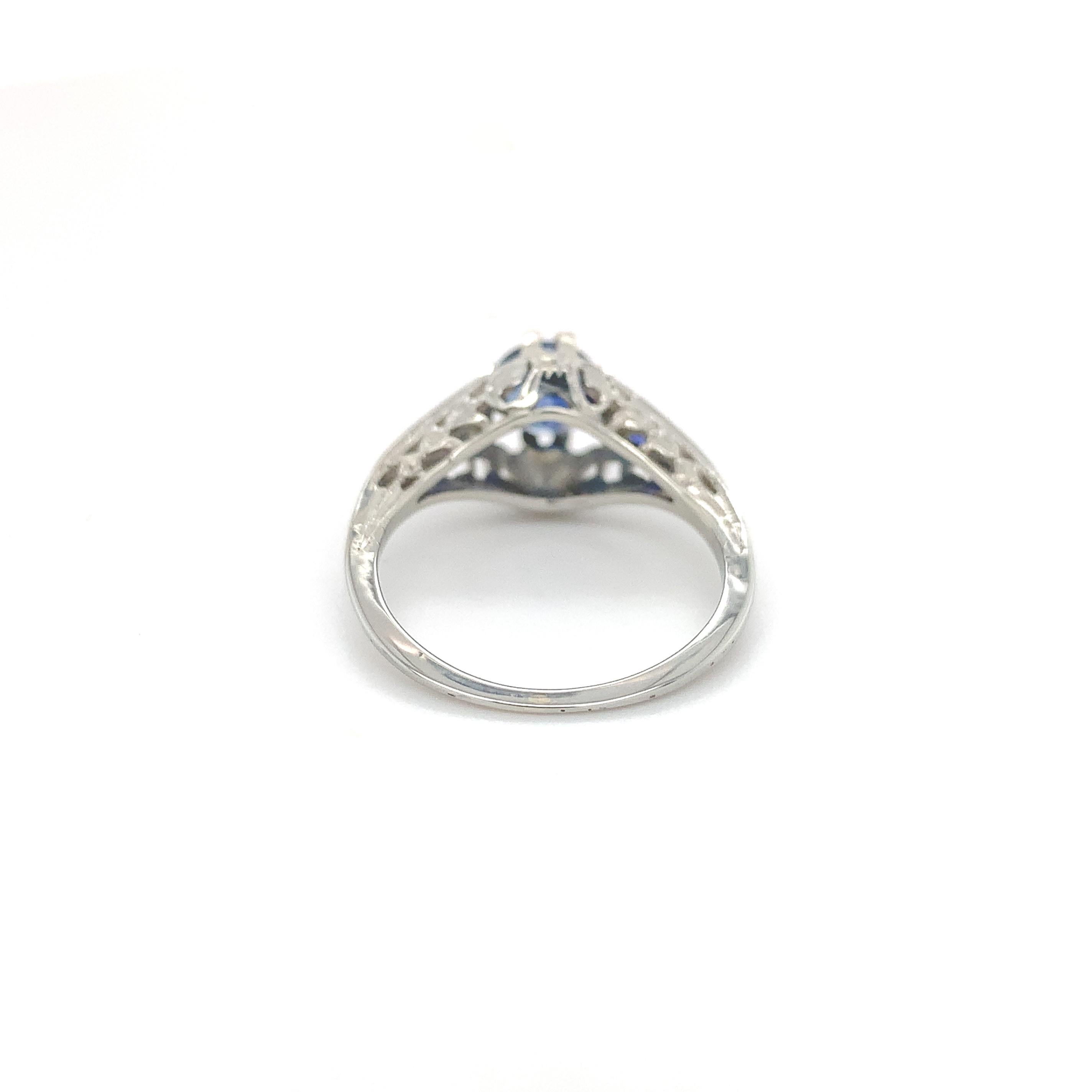 18K Art Deco Filigree Blue Sapphire Ring In Good Condition For Sale In Big Bend, WI