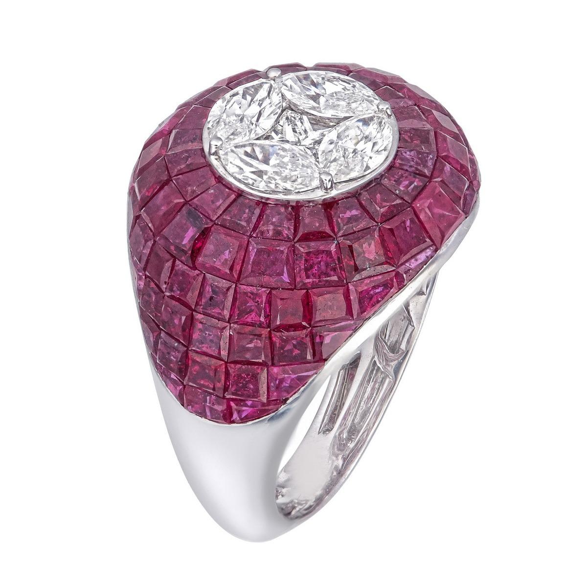 Cette étonnante bague dôme, d'une sophistication audacieuse et d'une grande maîtrise artistique, est fabriquée à la main en or blanc 18 carats et présente une composition envoûtante de rubis naturels dans une monture invisible, qui s'agencent de