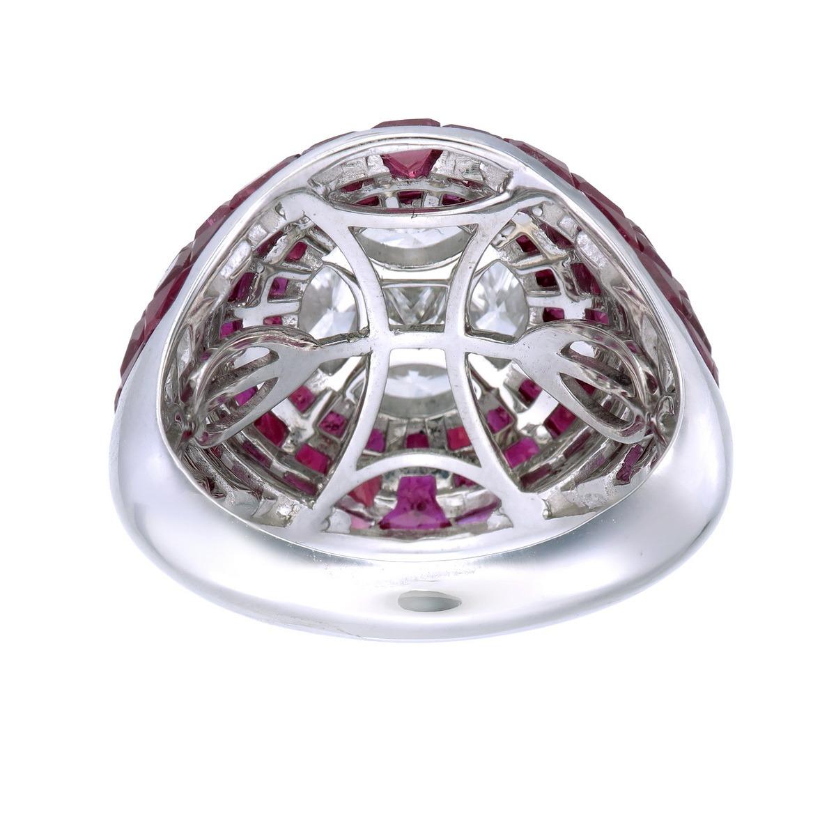 Taille française Bague dôme en rubis serti invisible Art déco 18K avec grappe de diamants marquise en vente