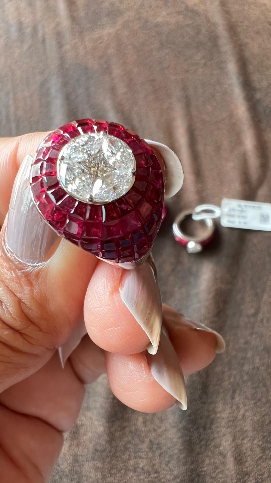 Bague dôme en rubis serti invisible Art déco 18K avec grappe de diamants marquise Unisexe en vente