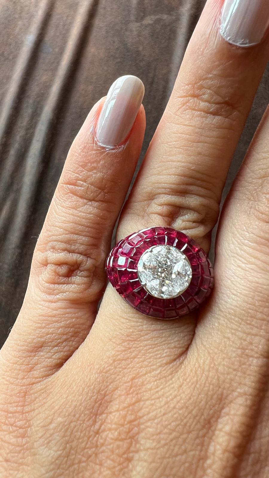 Bague dôme en rubis serti invisible Art déco 18K avec grappe de diamants marquise en vente 1