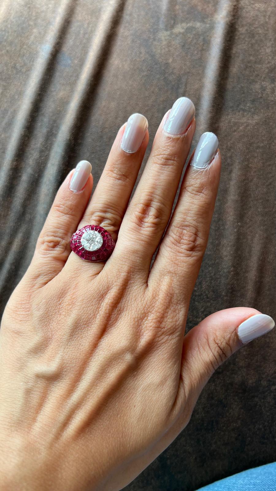 Bague dôme en rubis serti invisible Art déco 18K avec grappe de diamants marquise en vente 3