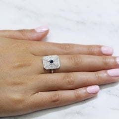 Anello da cocktail in oro bianco in stile Art Deco 18 carati con zaffiro blu rotondo e diamante