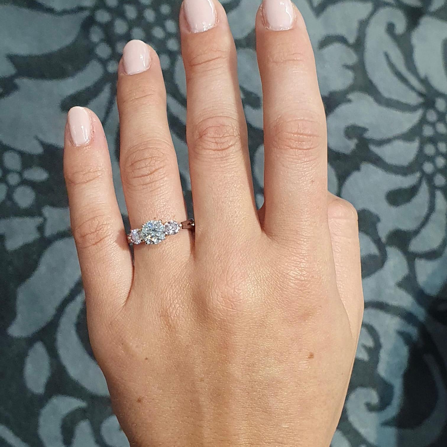 18 Karat Australischer Weißer Diamant und australischer Argyle Rosa Diamant Trilogie-Ring im Angebot 1