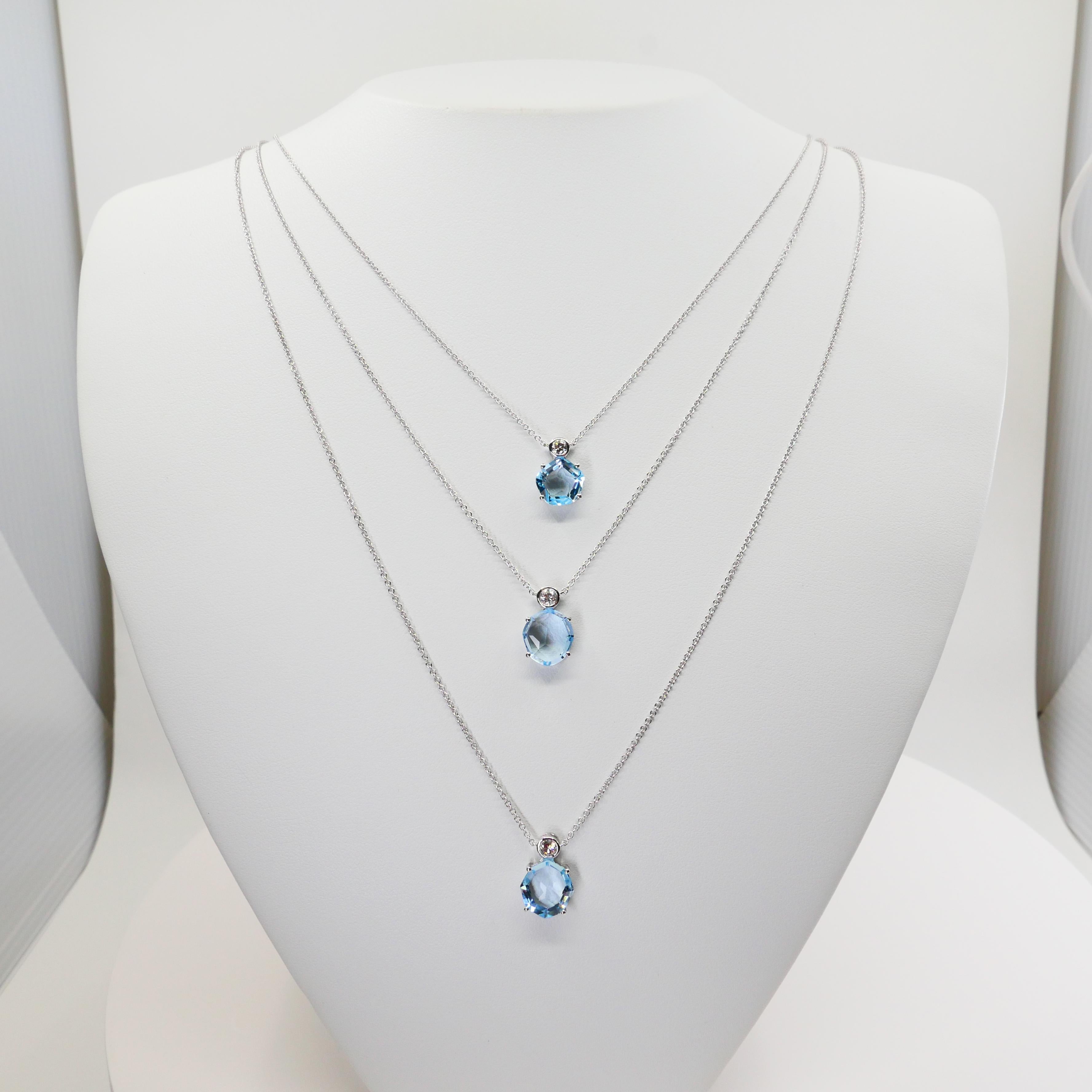 Regardez la vidéo HD ! Voici un très joli collier composé de topazes bleu poudre et de diamants. Il est serti en or blanc 18k. Les trois colliers séparés peuvent être portés tels qu'illustrés (superposés) ou individuellement. Chacun des 3 colliers