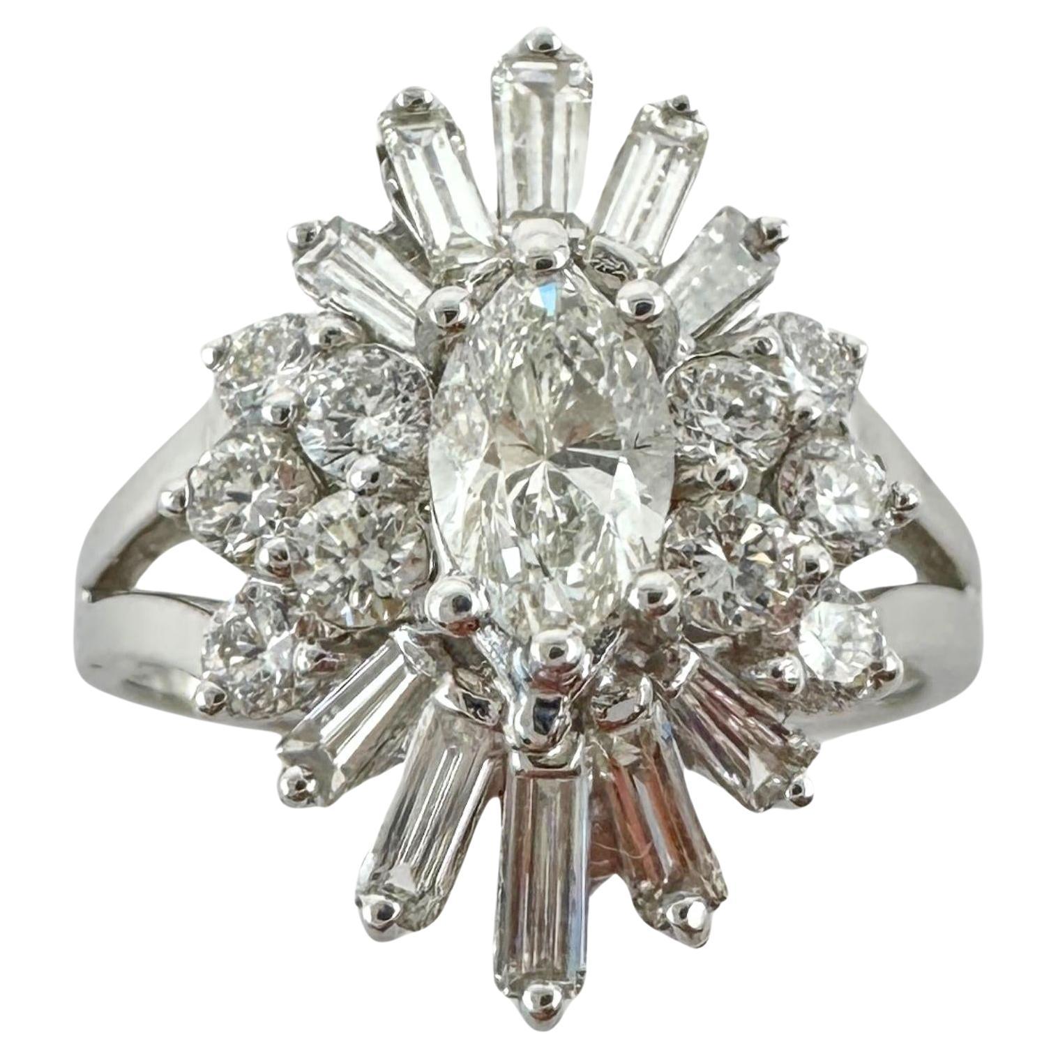 Bague navette 18 carats avec diamants taille baguette et marquise en vente