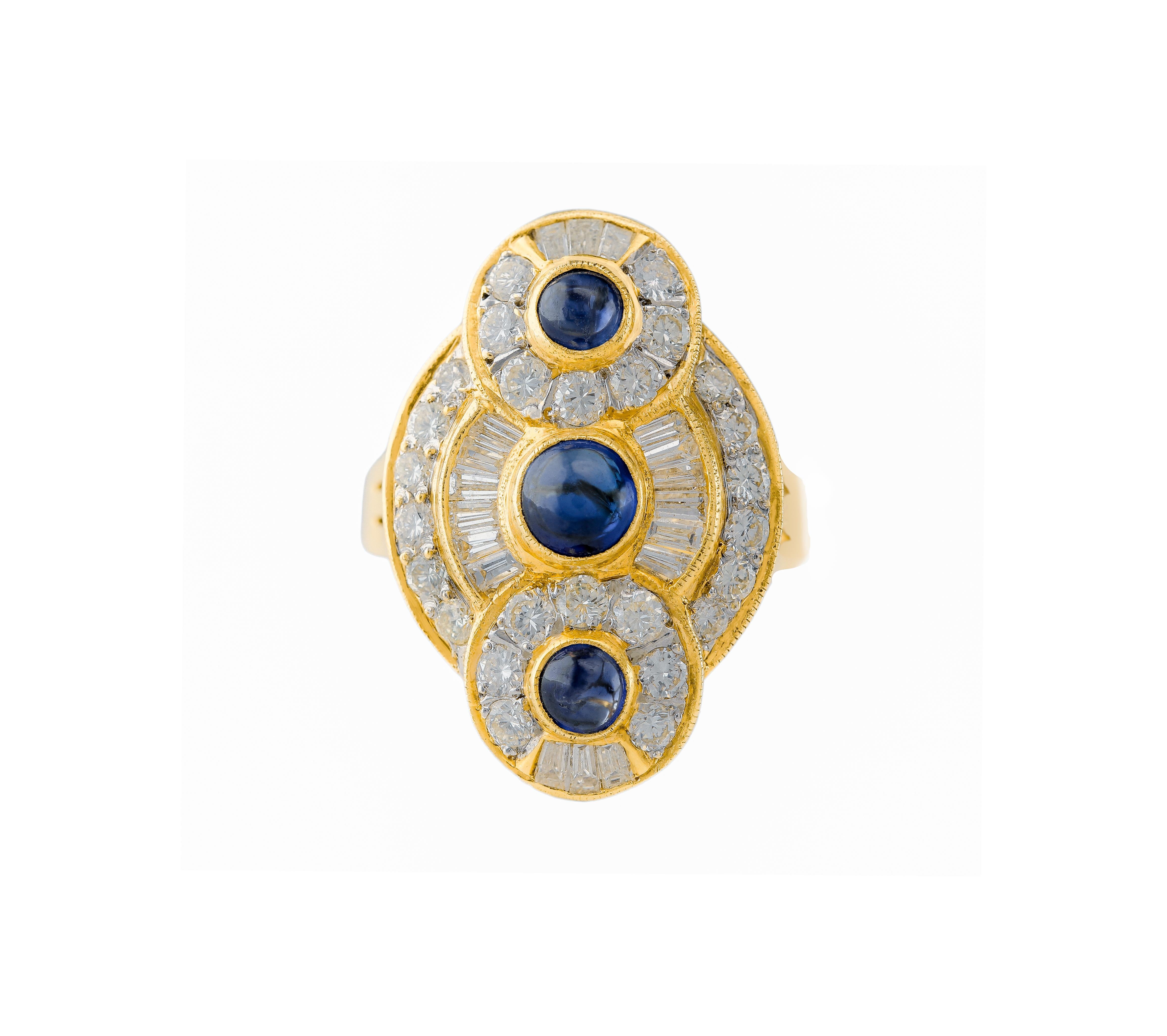 Anello con zaffiro cabochon, diamante tondo e baguette, 18 kt.
Sofisticato e pieno di classe! Anello in oro giallo 18 ct. 6,6 grammi tutto montato Questo è un bellissimo anello a tre pietre con zaffiro cabochon o anello Passato, Presente e Futuro,