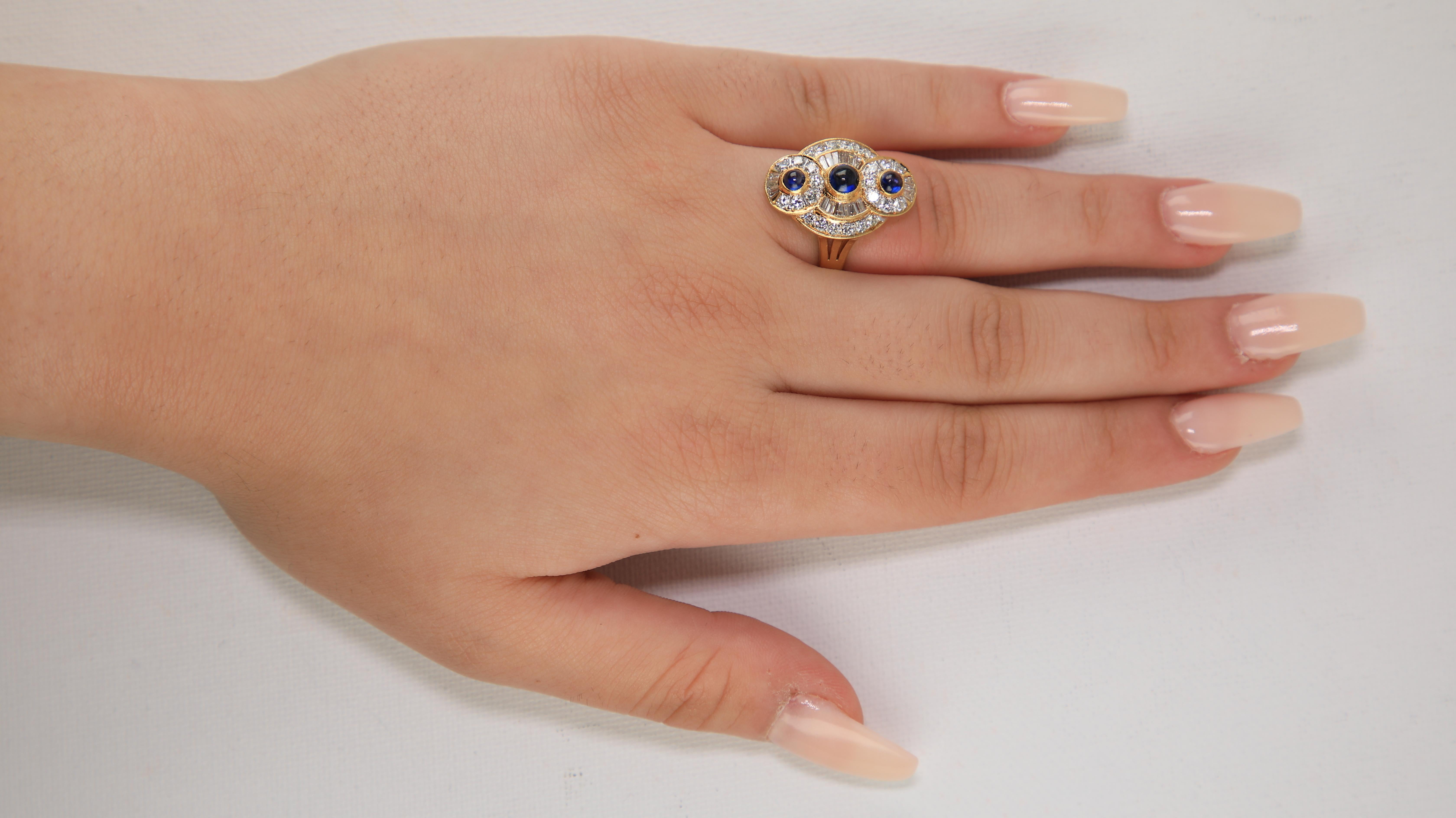 Taglio baguette Anello con zaffiro cabochon, diamante tondo e baguette, 18 kt. in vendita