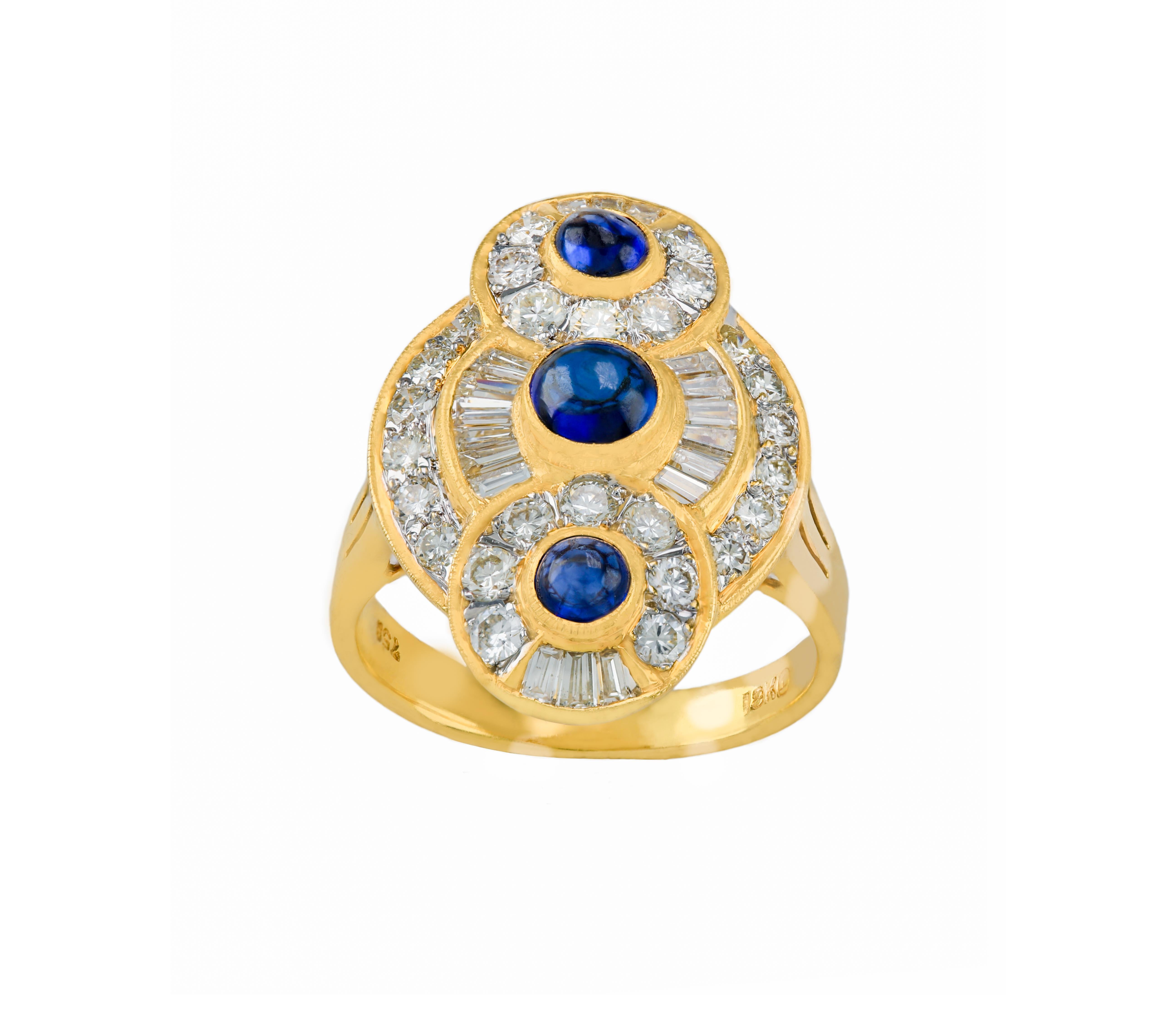 Anello con zaffiro cabochon, diamante tondo e baguette, 18 kt. In condizioni ottime in vendita a Great Neck, NY