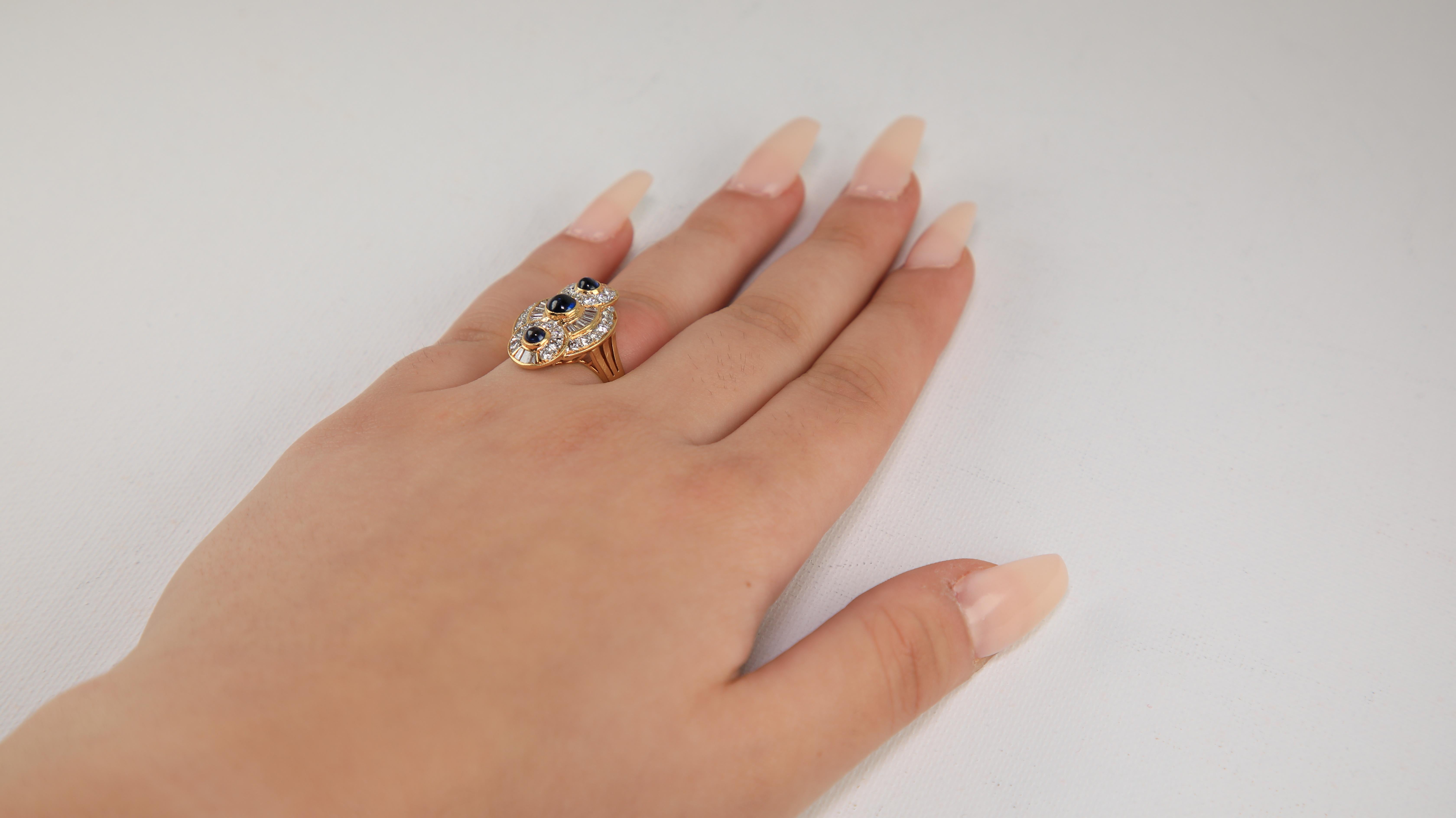 Donna Anello con zaffiro cabochon, diamante tondo e baguette, 18 kt. in vendita