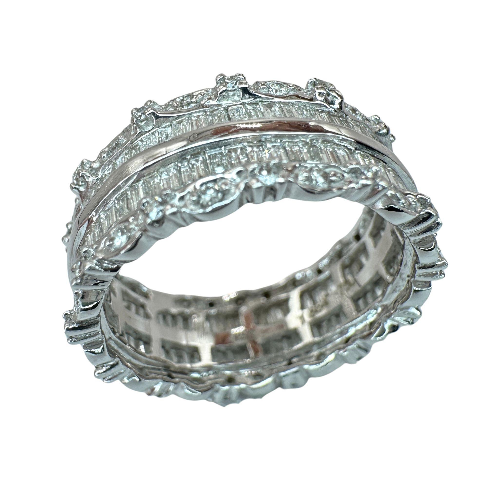 Gönnen Sie sich Luxus mit unserem 18k Baguette Cut Diamond Band Ring. Dieses elegante Schmuckstück ist aus 18 Karat Weißgold gefertigt und mit 1,12 Karat funkelnden Diamanten im Baguetteschliff und 0,33 Karat Diamanten besetzt. Perfekt, um jedem