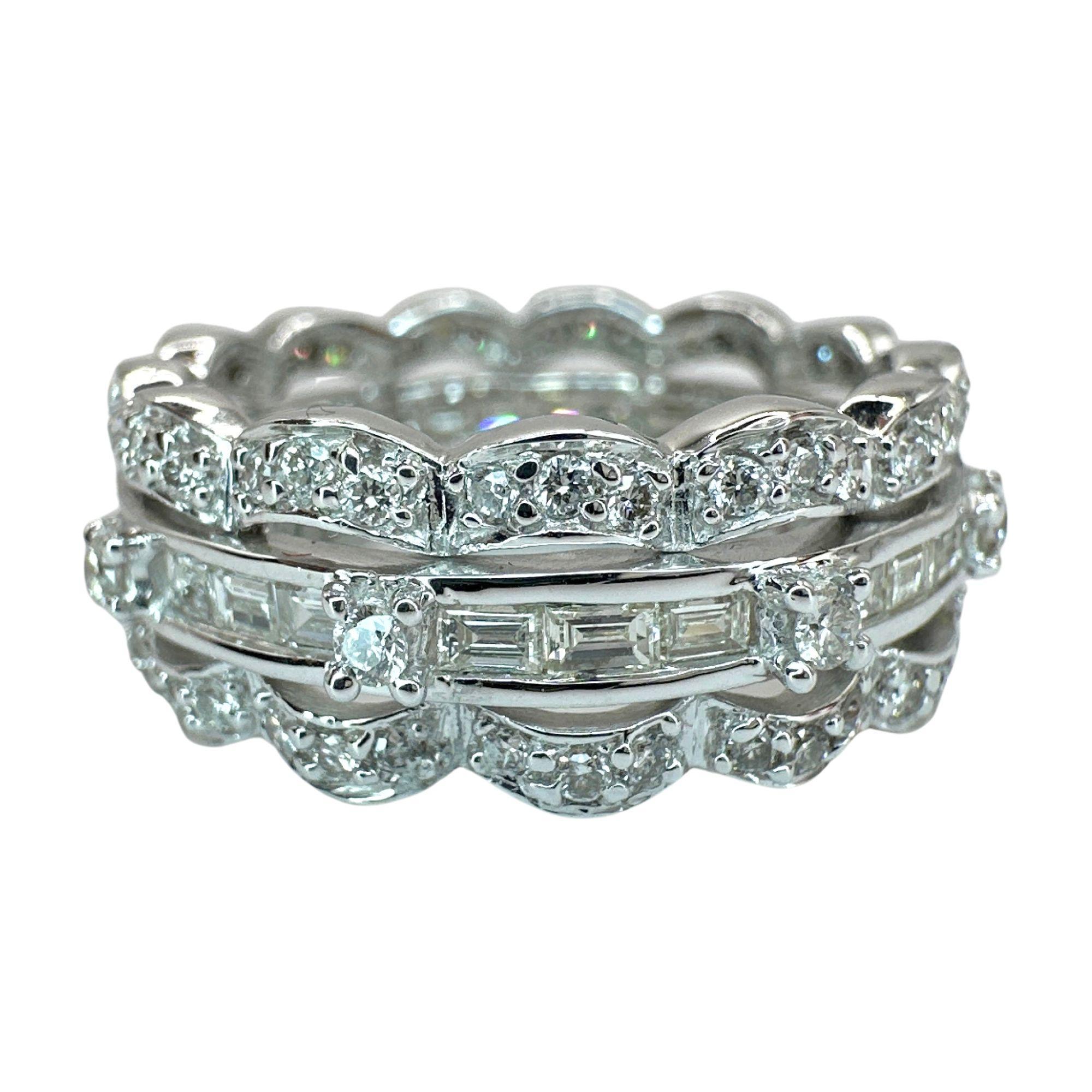 Gönnen Sie sich Luxus mit unserem 18k Baguette Cut Diamond Band Ring. Der aus 18 Karat Weißgold gefertigte Ring ist mit 0,65 Karat Diamanten im Baguetteschliff und 0,64 Karat Diamanten verziert und strahlt Eleganz aus. Die perfekte Größe 6,75 mit