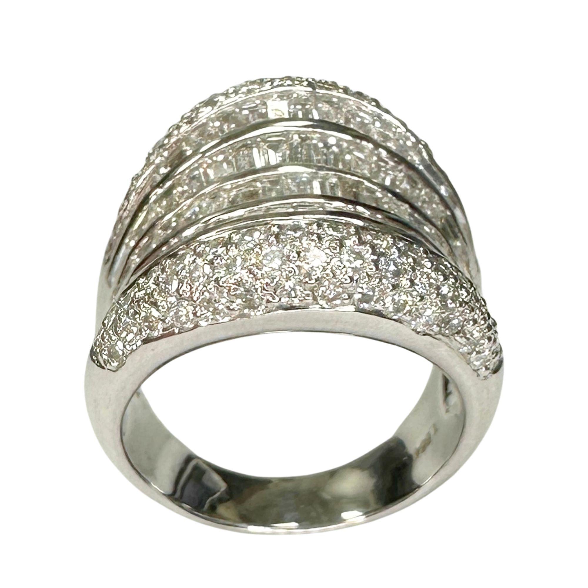 Entfesseln Sie die Kraft der Eleganz mit unserem atemberaubenden 18k Baguette Cut Diamond Wide Band Ring! Dieser Ring aus 18 Karat Weißgold mit einem brillanten Diamanten im Baguetteschliff von 2,68 Karat und schillernden Diamantakzenten von 0,97
