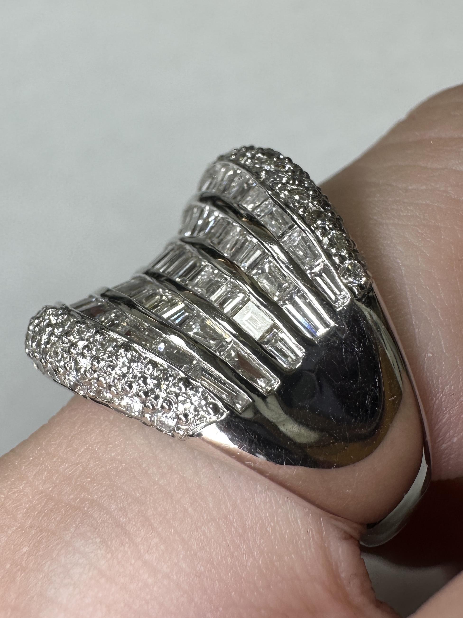 18k Baguetteschliff Diamant Breite Band Ring im Angebot 5