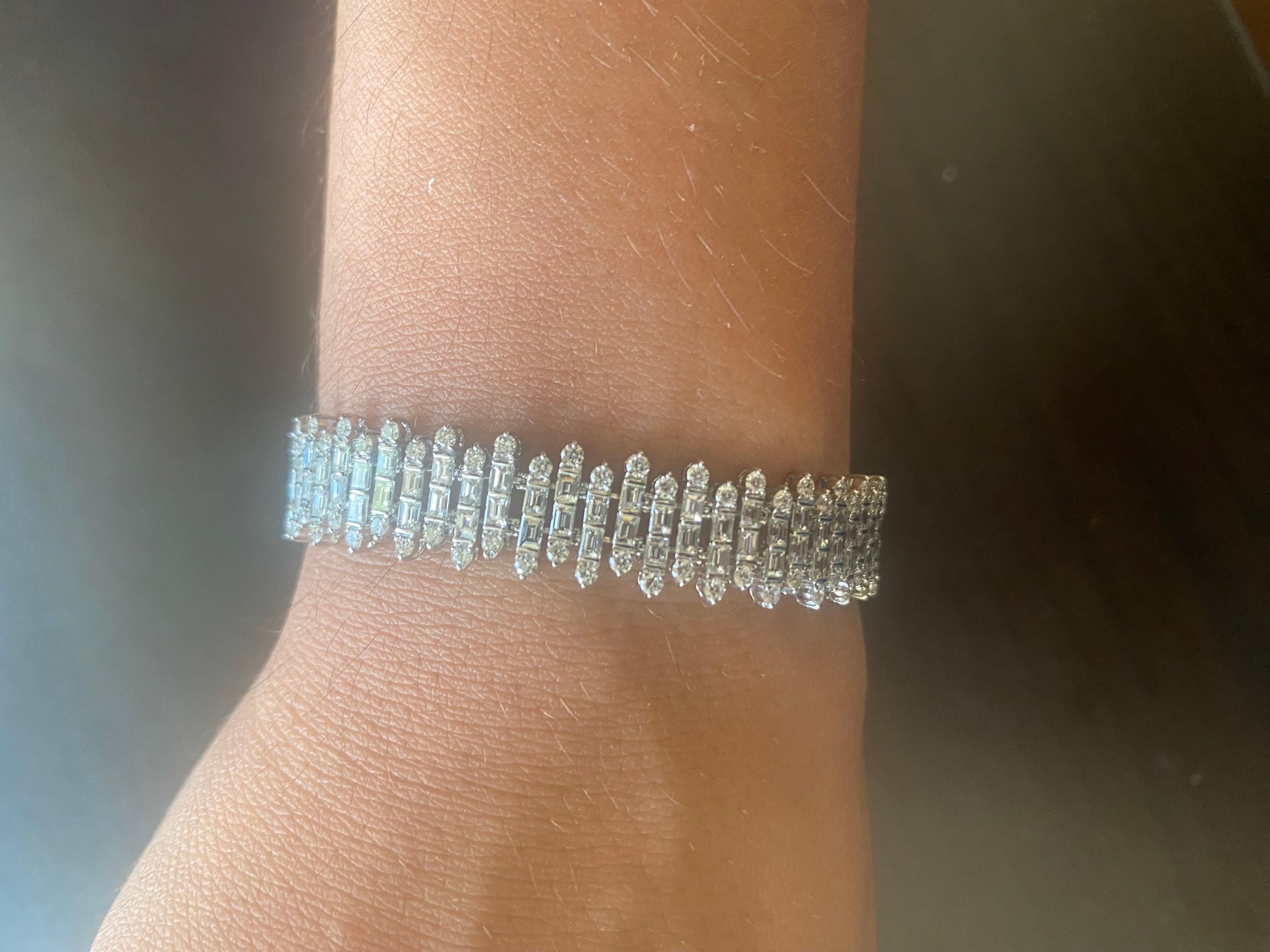 18K Baguettes Tennis Bracelet 9.50 Ct. In New Condition For Sale In Great Neck, NY