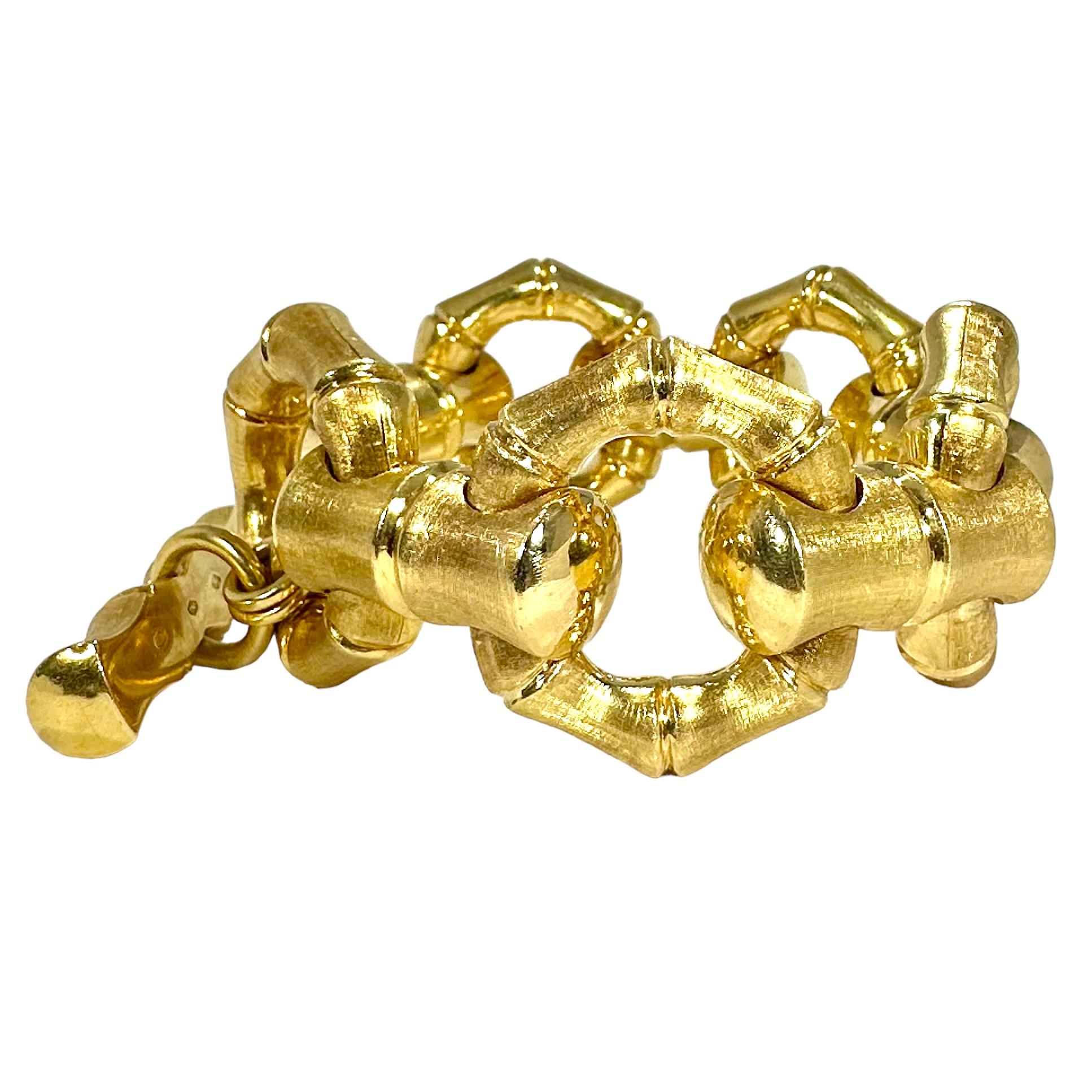 18k Bamboo Motif Toggle Bracelet w/Reversible Florentine & High Polish Finishes For Sale 2