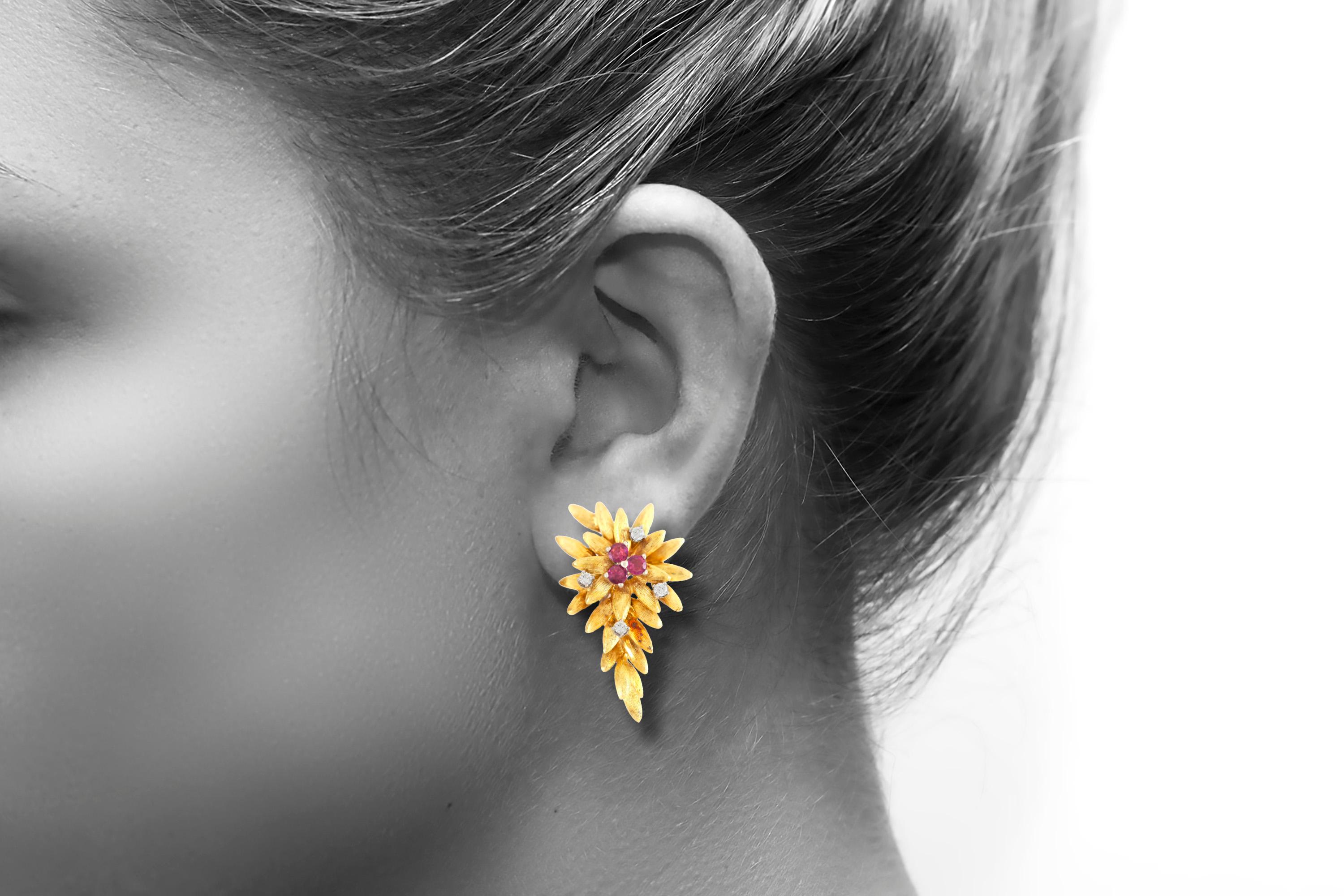 18 Karat Beautiful Long Flower with Ruby Earring For Sale 2