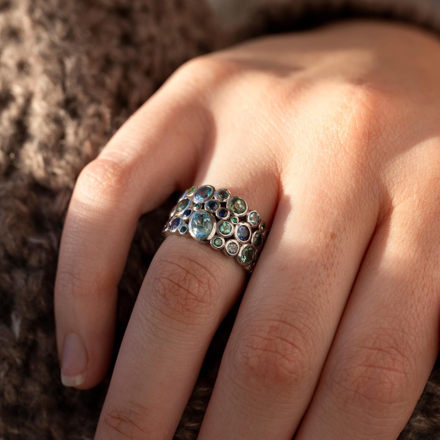 Round Cut 18k Bespoke Teal Cascade Ring For Sale