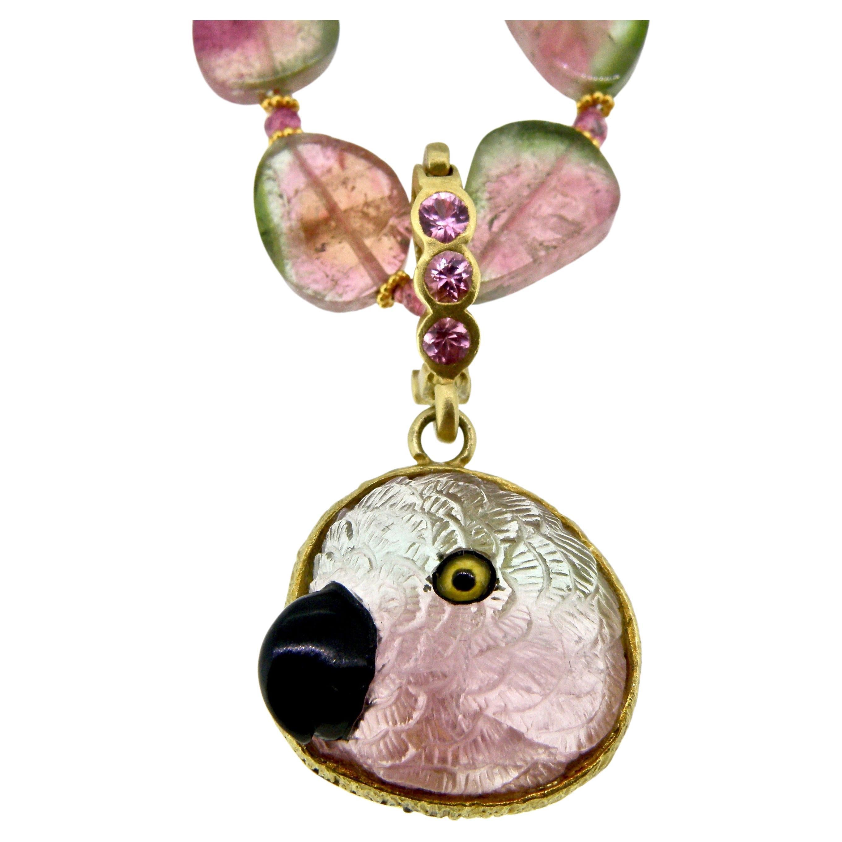 Pendentif perroquet en tourmaline bicolore 18 carats avec clous en saphir rose