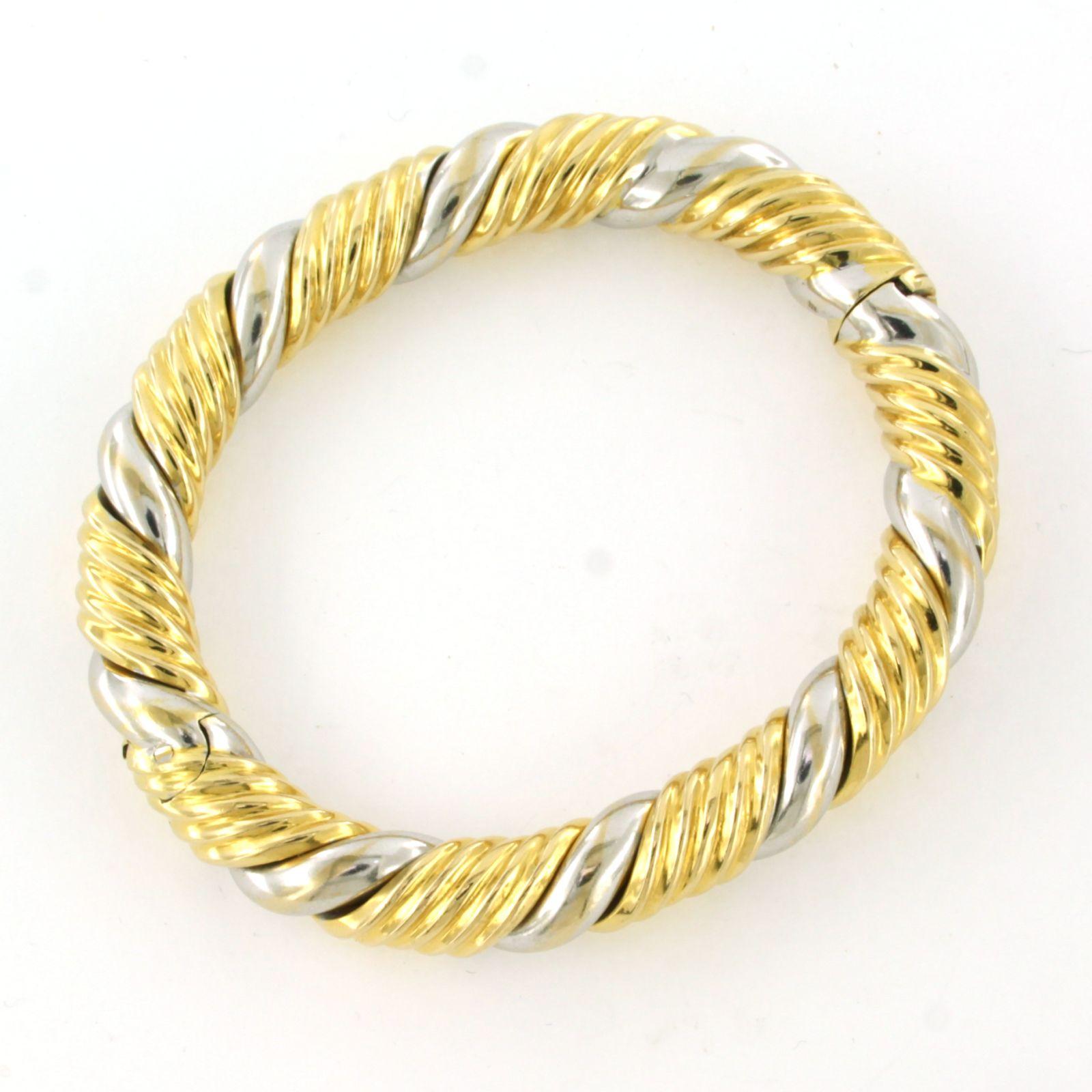 Bracciale in oro 18k bicolore - 61,3 grammi - dimensioni interne 5,8 cm x 5,0 cm 

Descrizione dettagliata

La dimensione interna del bracciale è di 5,8 cm di larghezza e 5,0 cm di altezza.

la larghezza della banda del bracciale è di 9,5 mm

Peso