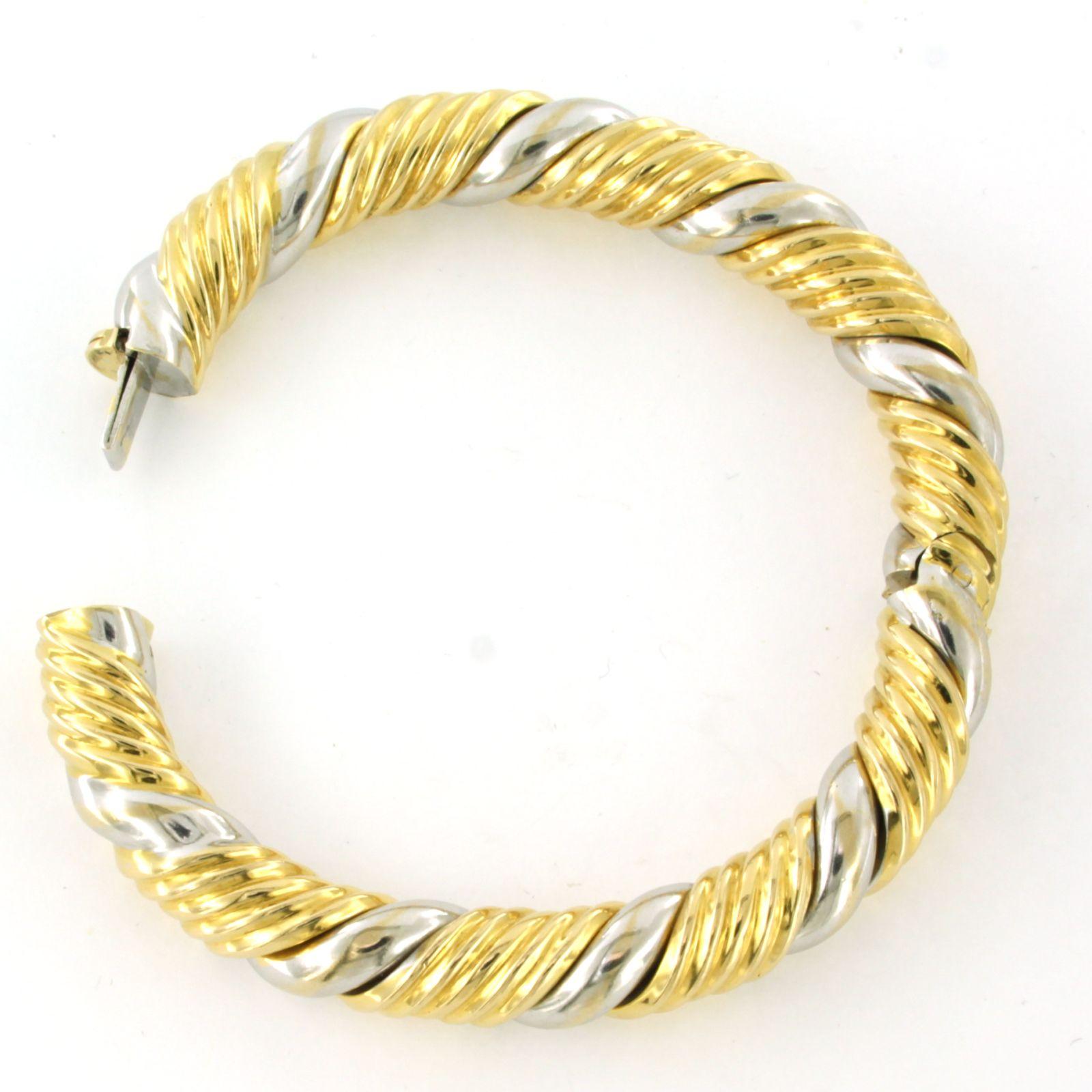 Bracciale in oro 18k bicolore - 61,3 grammi - dimensioni interne 5,8 cm x 5,0 cm In condizioni ottime in vendita a The Hague, ZH