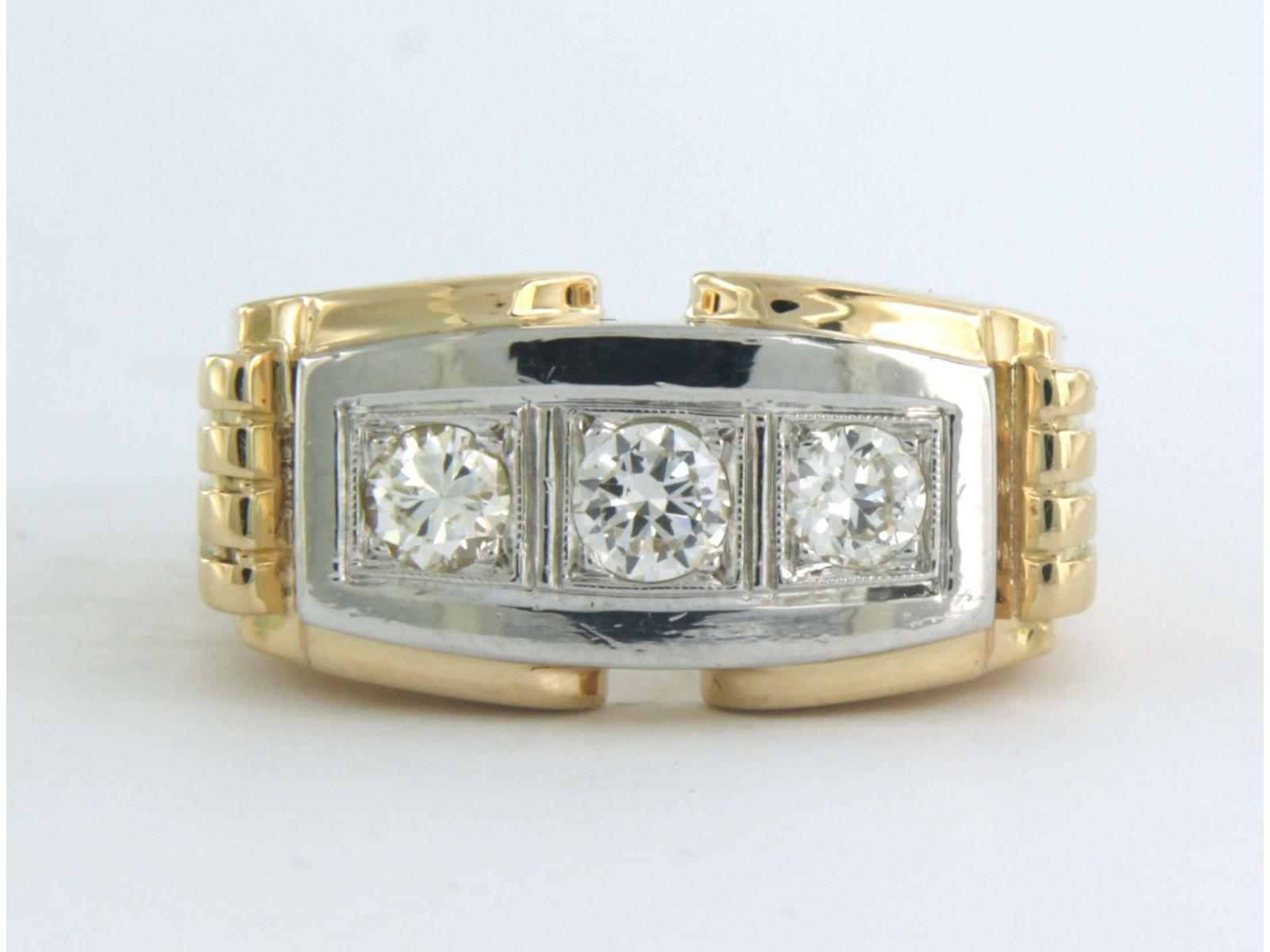 Bicolor-Ring aus 18 Karat, besetzt mit Diamanten im alten europäischen Schliff bis zu 0,50ct - G/H - VS/SI - Ringgröße U.S. 9.25 - EU. 19.25(60)

ausführliche Beschreibung

die Oberseite des Rings ist 1.1 cm breit

Gewicht 16,6 Gramm

Ringgröße US