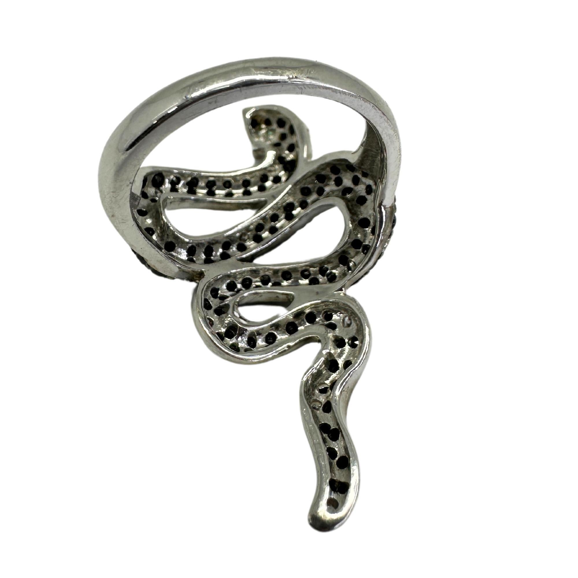 18K Black and White Diamond and Emerald Snake Ring In Good Condition For Sale In New York, NY