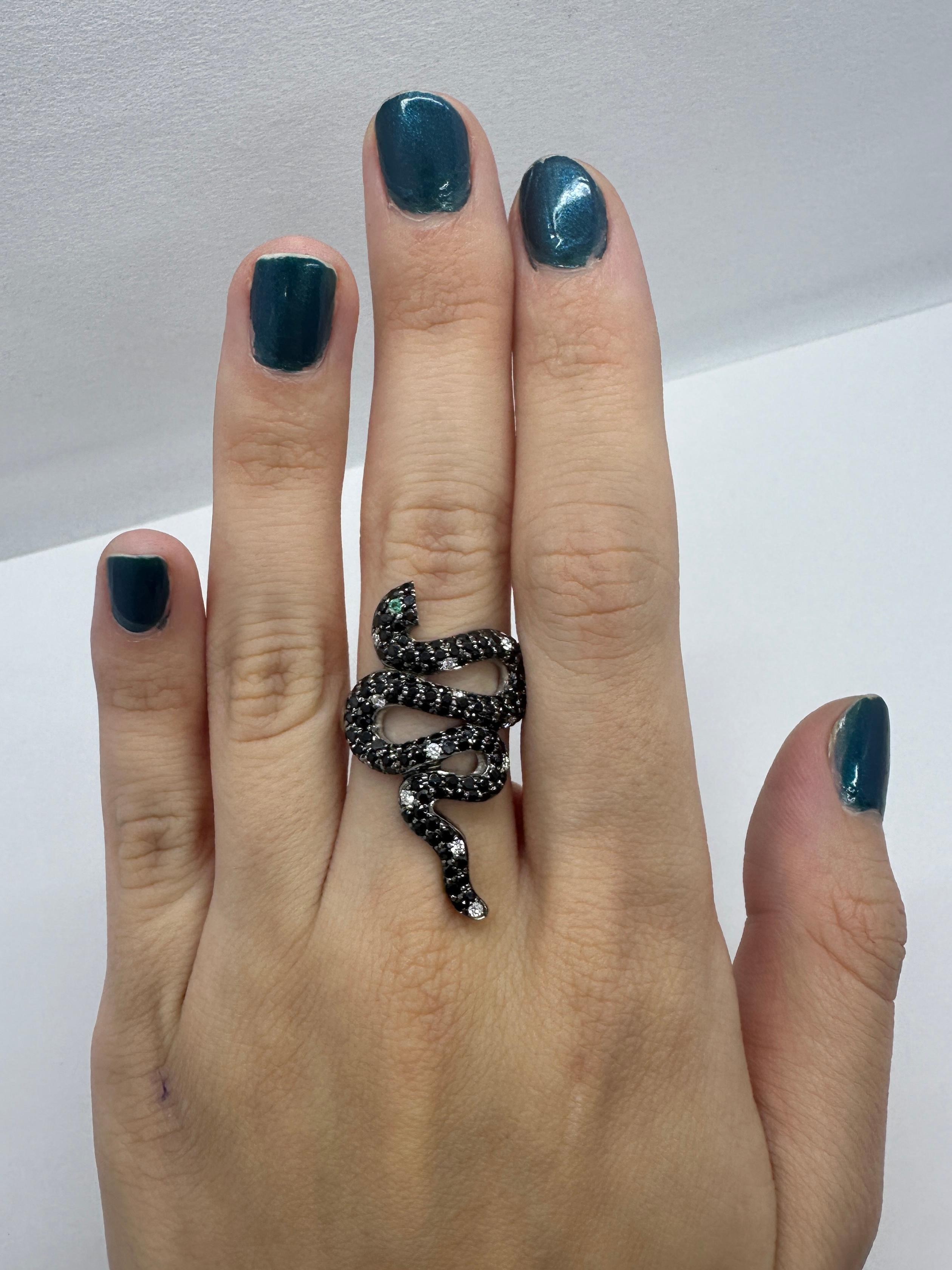 18K Black and White Diamond and Emerald Snake Ring For Sale 1